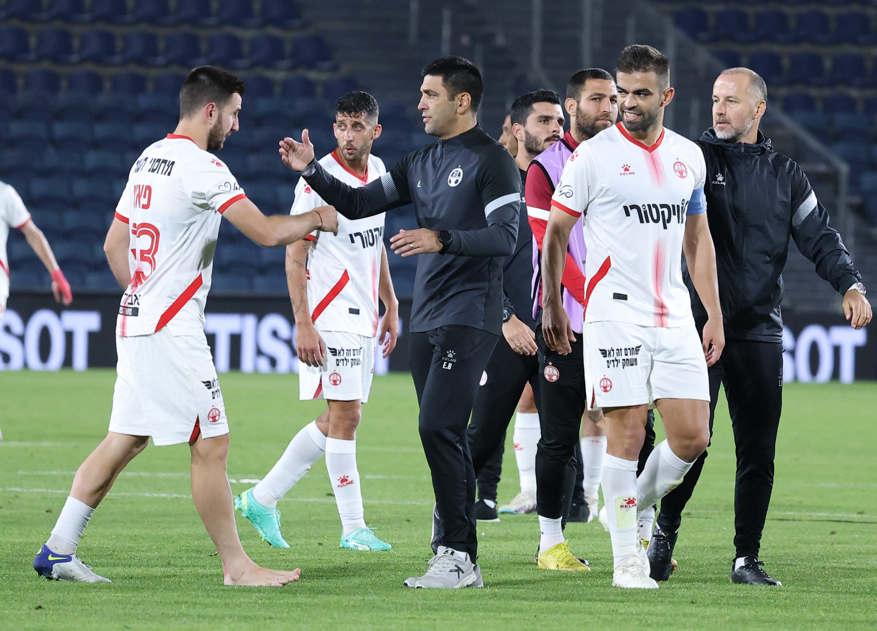 מיגל ויטור, אדריאן פאון שחקני הפועל באר שבע עם המאמן אליניב ברדה