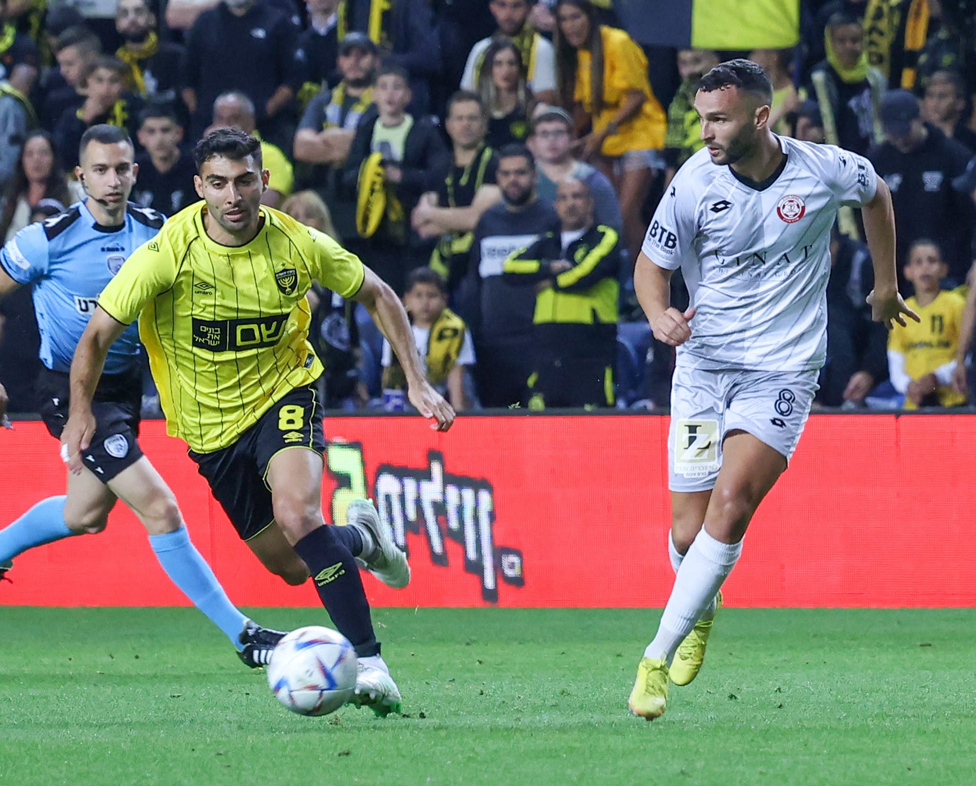 שחקן בית"ר ירושלים דן עזריה מול שחקן הפועל חדרה סער פדידה