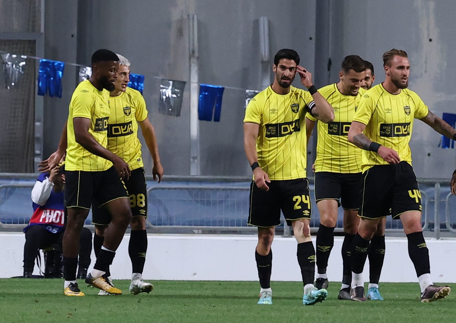 שחקני בית"ר ירושלים חוגגים עם פרד פריידי