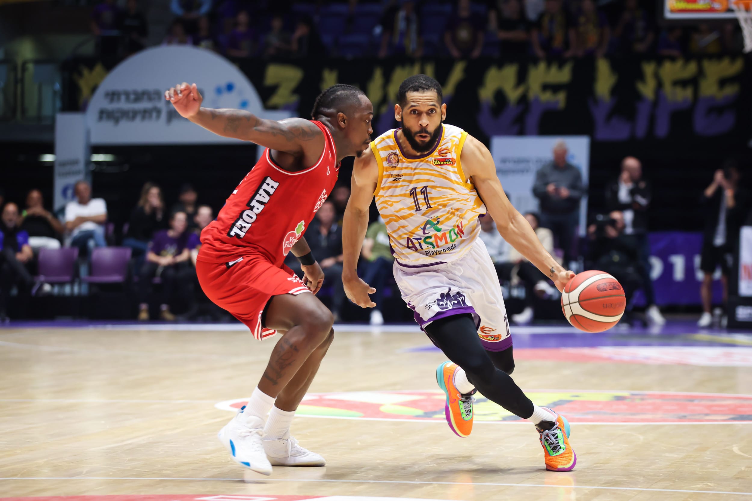 שחקן הפועל חולון סי ג'יי האריס מול שחקן הפועל תל אביב ג'ייקובן בראון