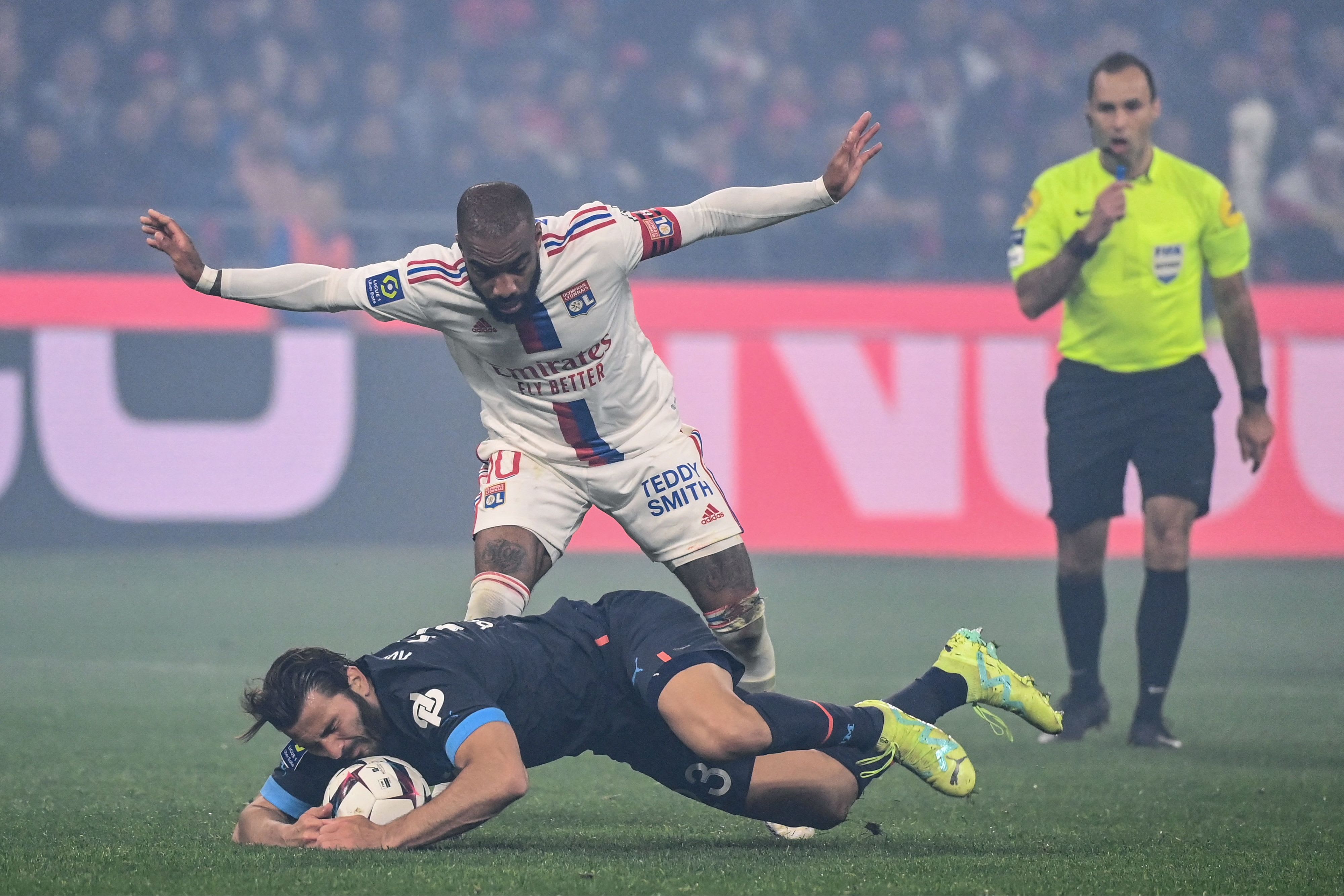 אלכסנדר לקאזט שחקן ליון מעל סיאש קולאשינץ שחקן מארסיי