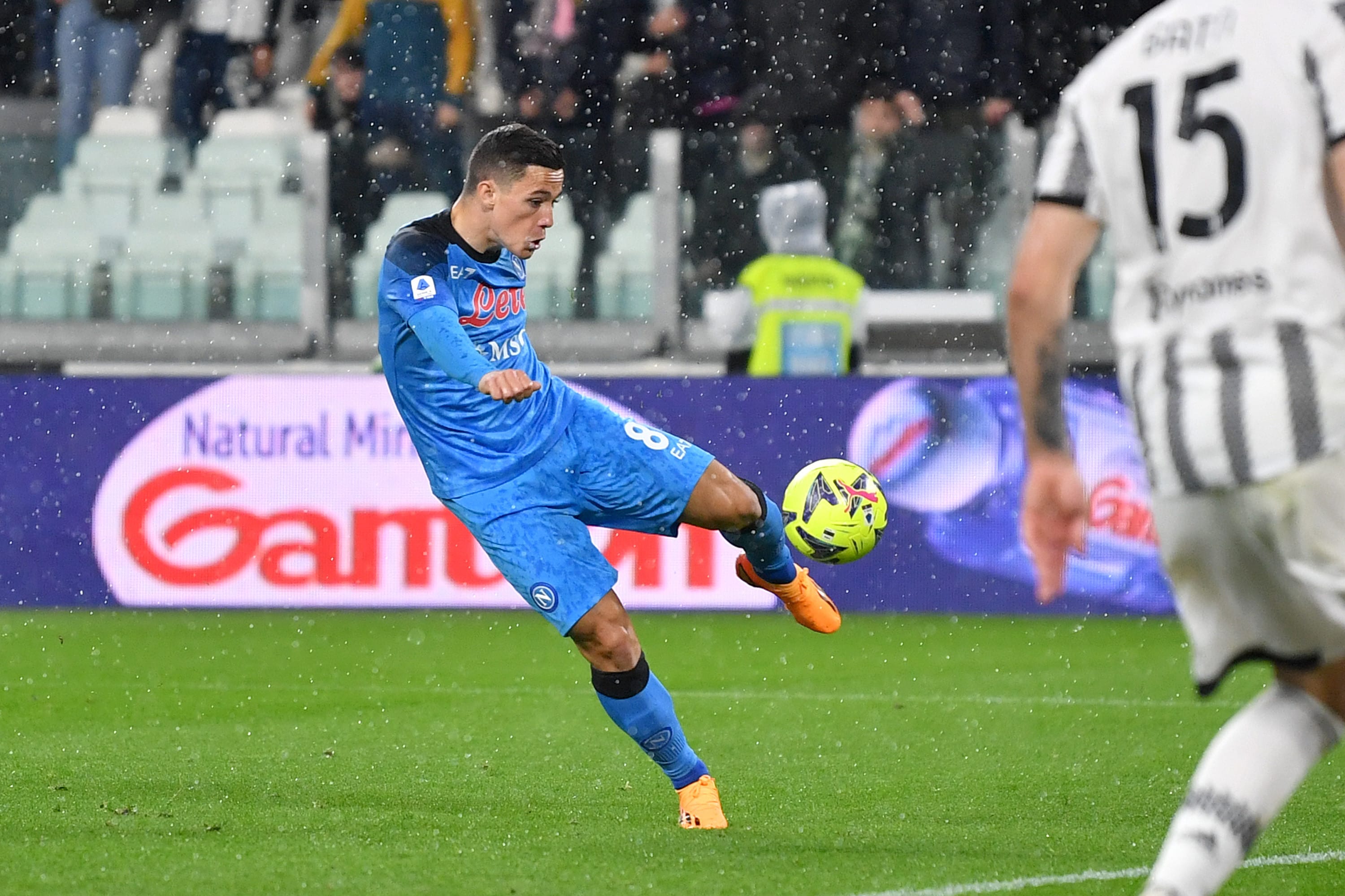 ג'אקומו רספאדורי שחקן נאפולי כובש לרשת יובנטוס