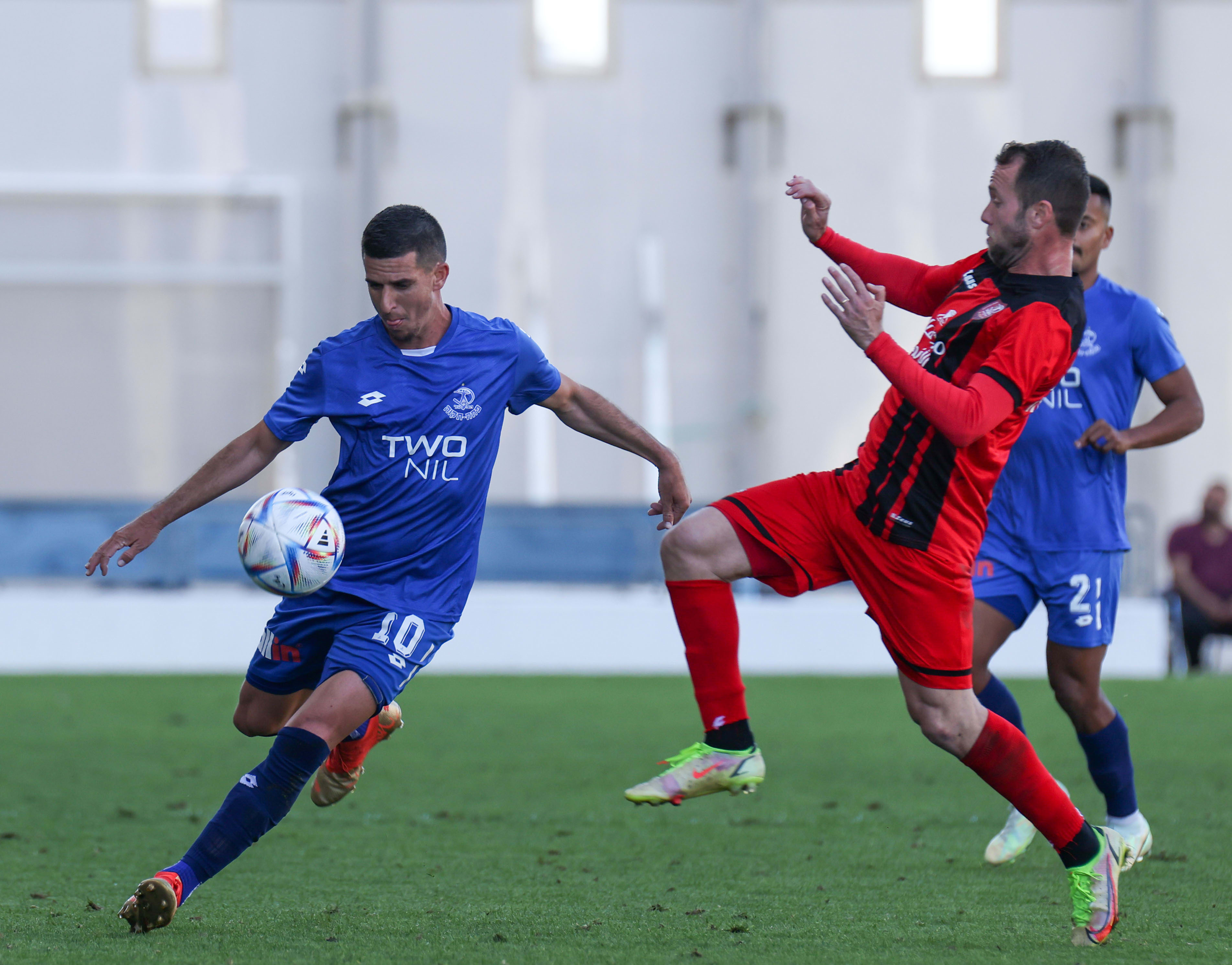 שחקן הפועל פתח תקוה עידן ורד מול שחקן הפועל אום אל פאחם ריף מסיקה