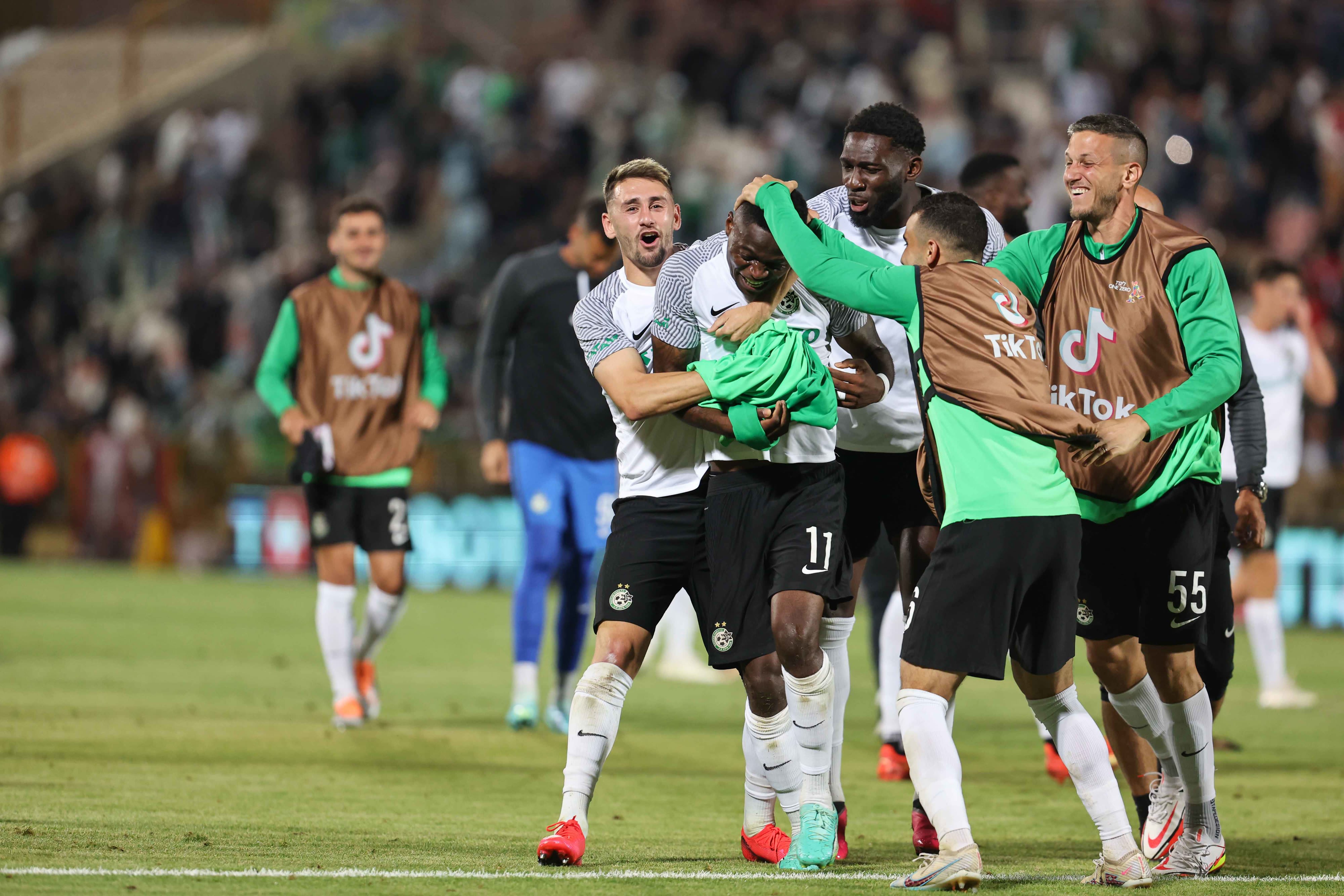 שחקני מכבי חיפה חוגגים עם מאוויס צ'יבוטה