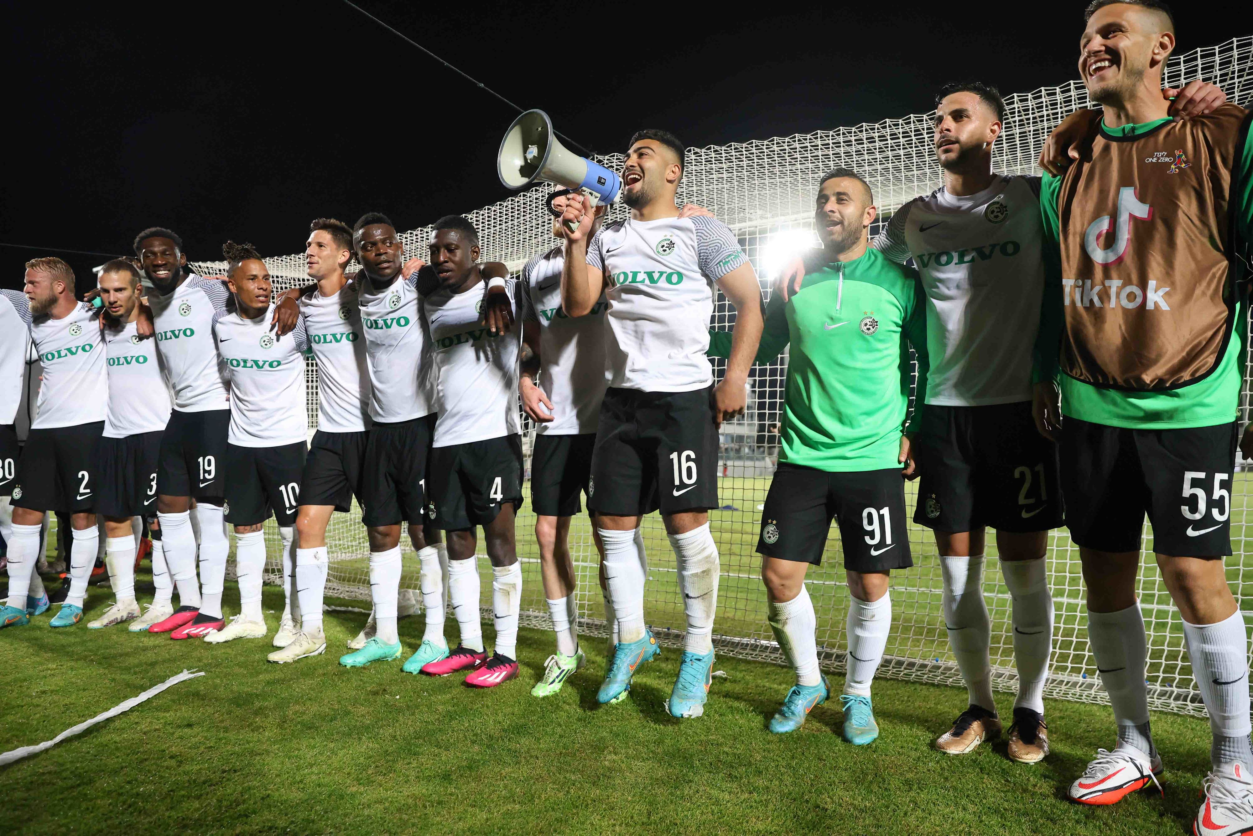 שחקני מכבי חיפה חוגגים