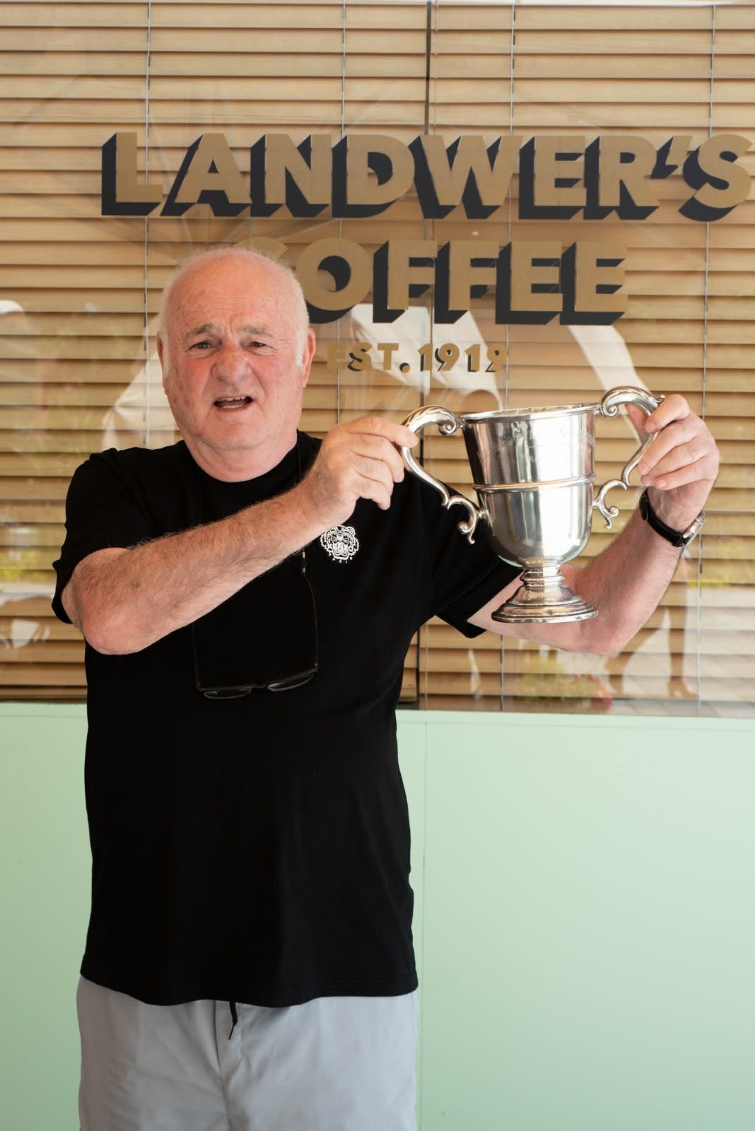 אשר גולדברג עם גביע אסיה