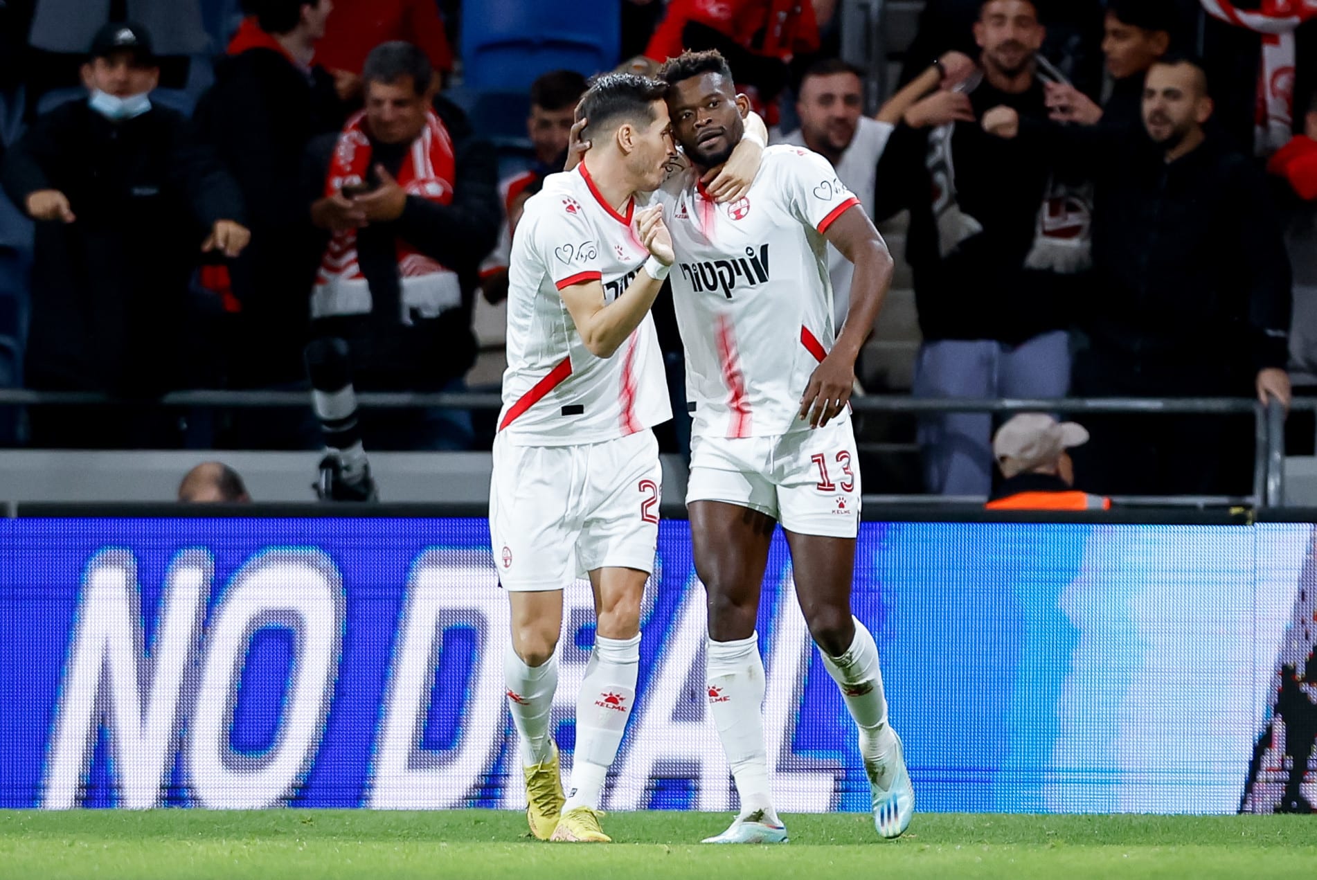 שחקן הפועל באר שבע יוג'ין אנסה חוגג עם הלדר לופס