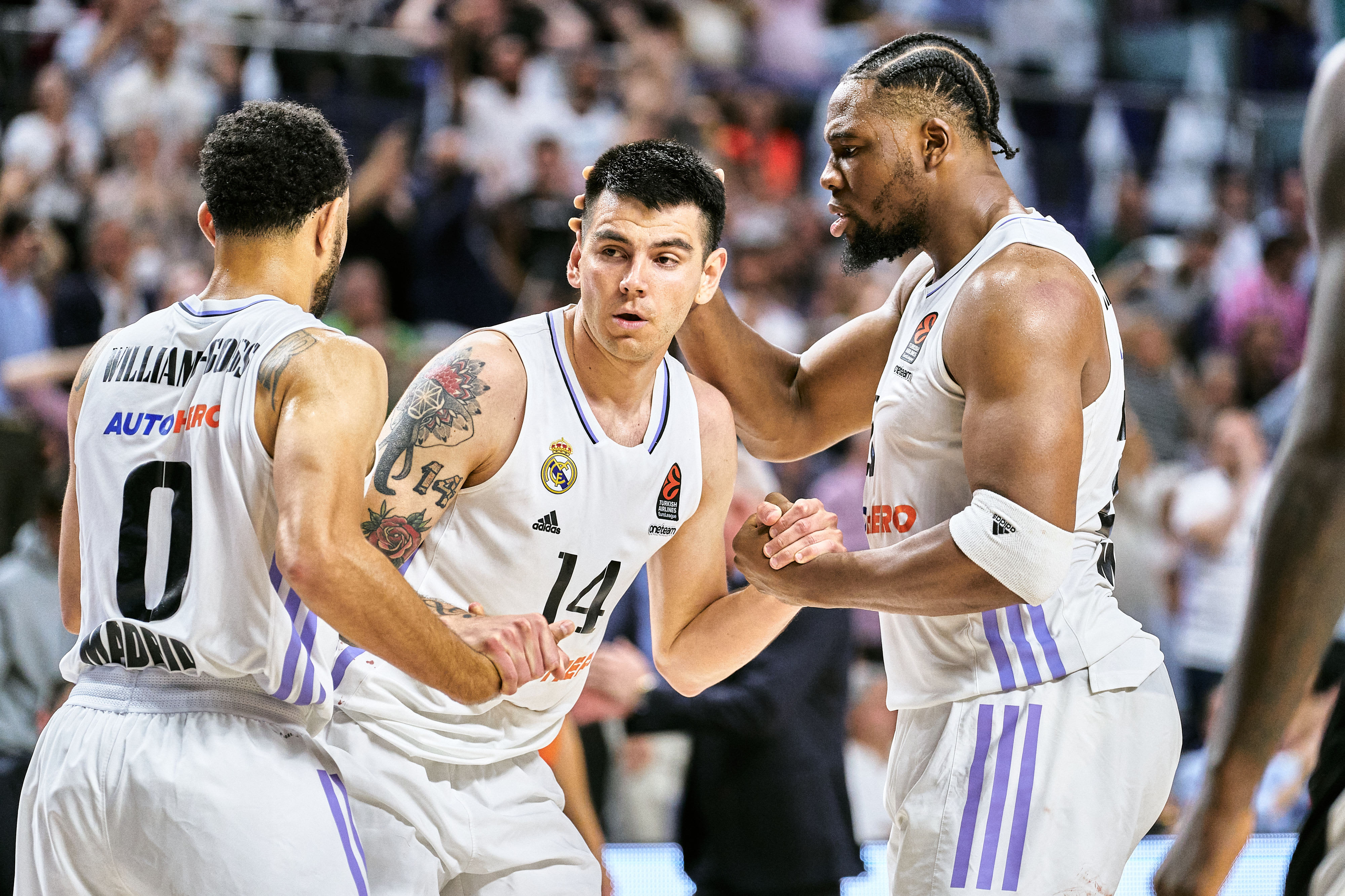 שחקני ריאל מדריד: גרשון יאבוסלה, גבריאל דק, נייג'ל וויליאמס גוס