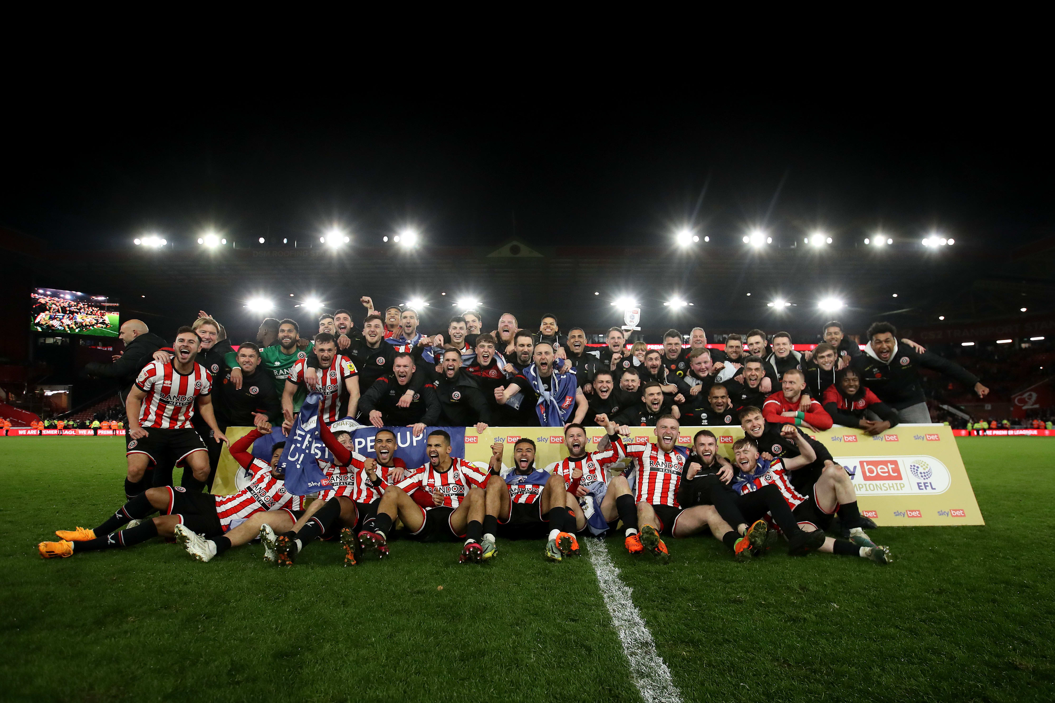 שחקני שפילד יונייטד חוגגים עליית ליגה