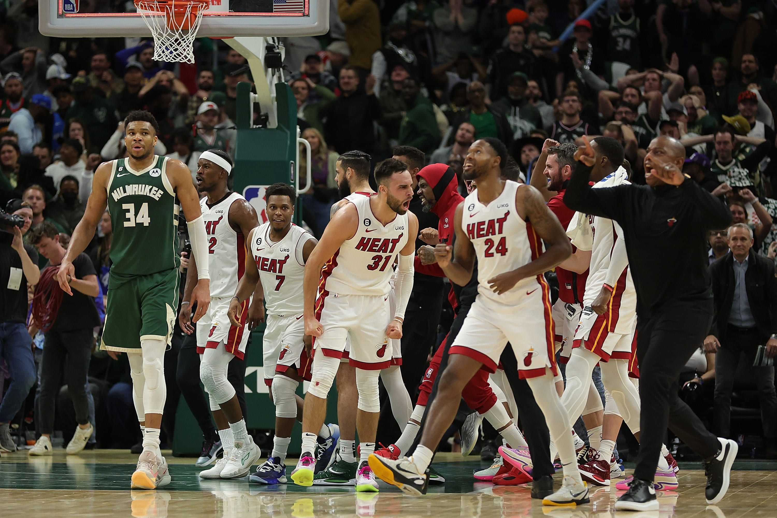 שחקני מיאמי היט חוגגים, ברקע יאניס אנטטוקומפו, מילווקי באקס מאוכזב