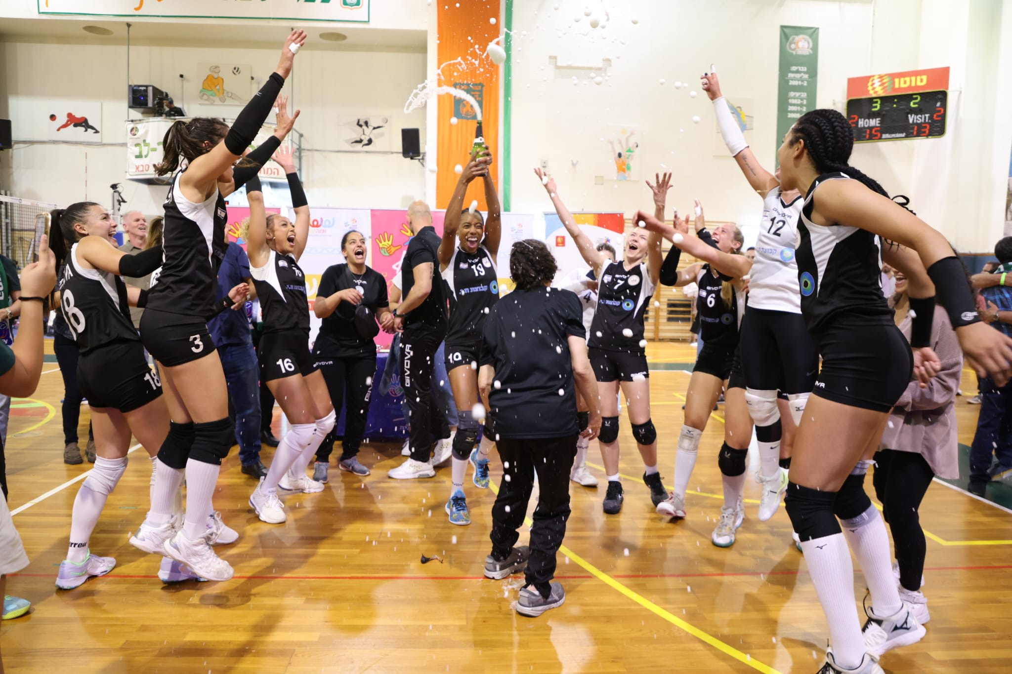 בנות הפועל כפר סבא בכדורעף חוגגות