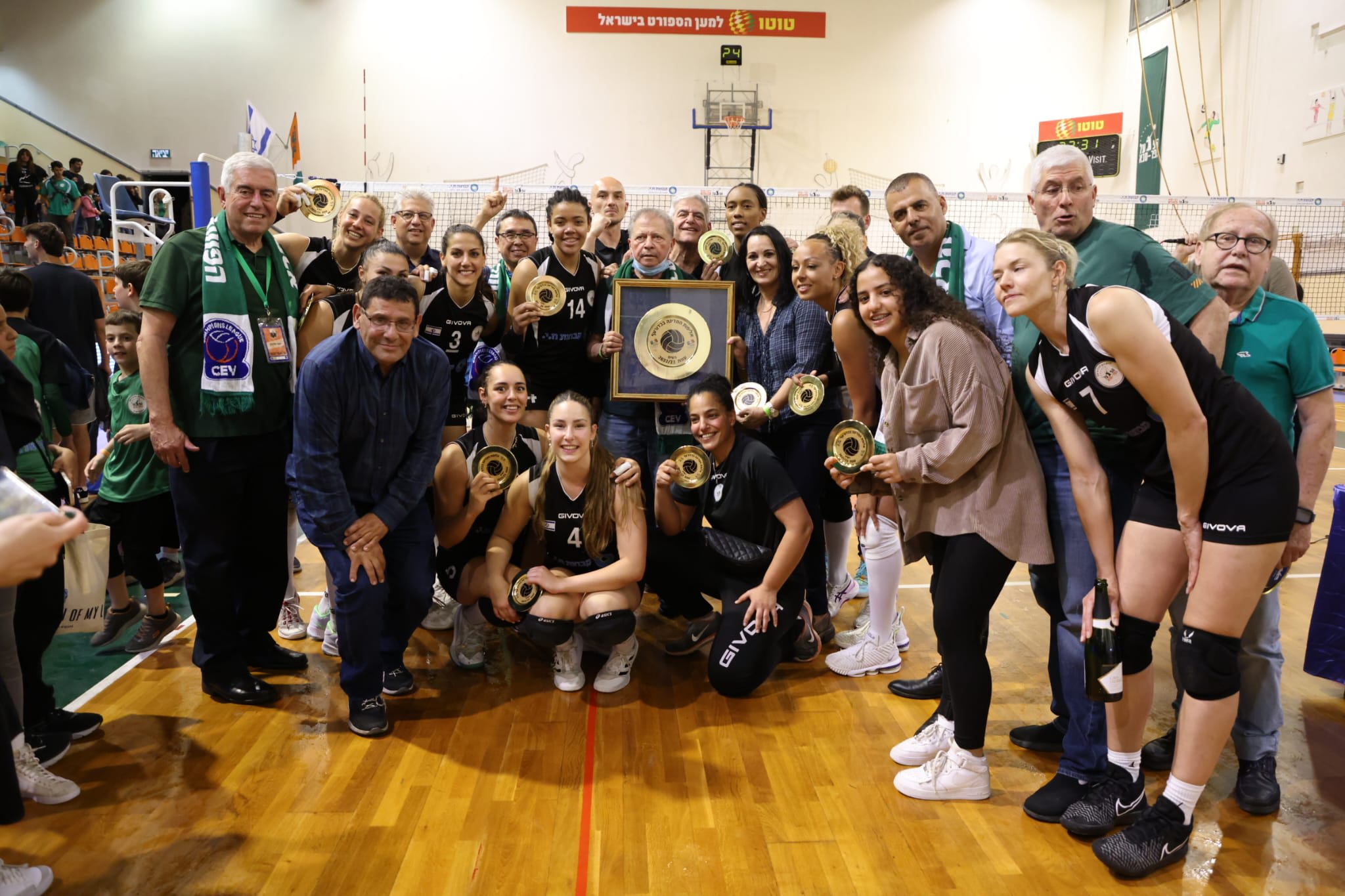 בנות הפועל כפר סבא בכדורעף חוגגות