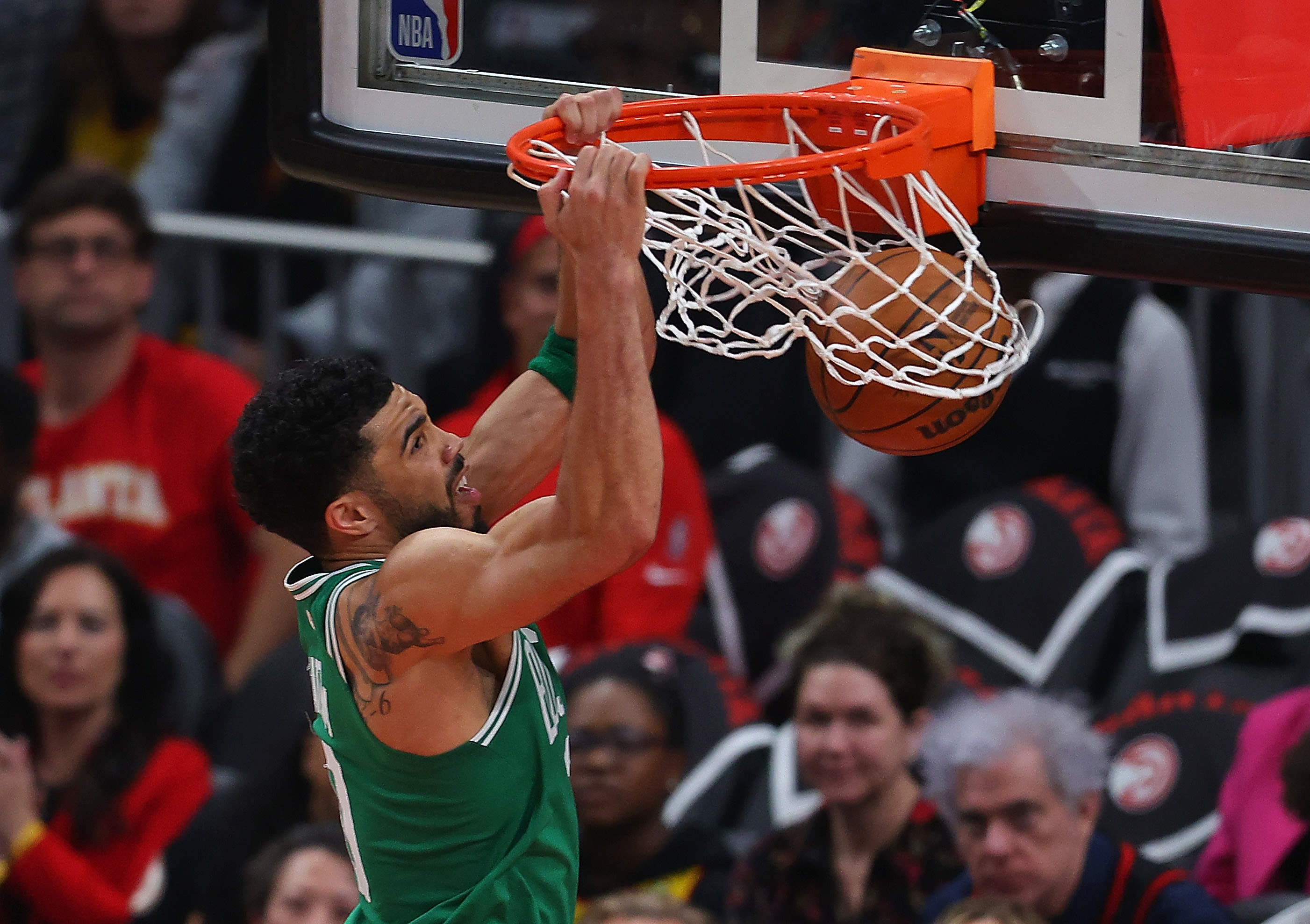 ג'ייסון טייטום, שחקן בוסטון סלטיקס מטביע מול אטלנטה