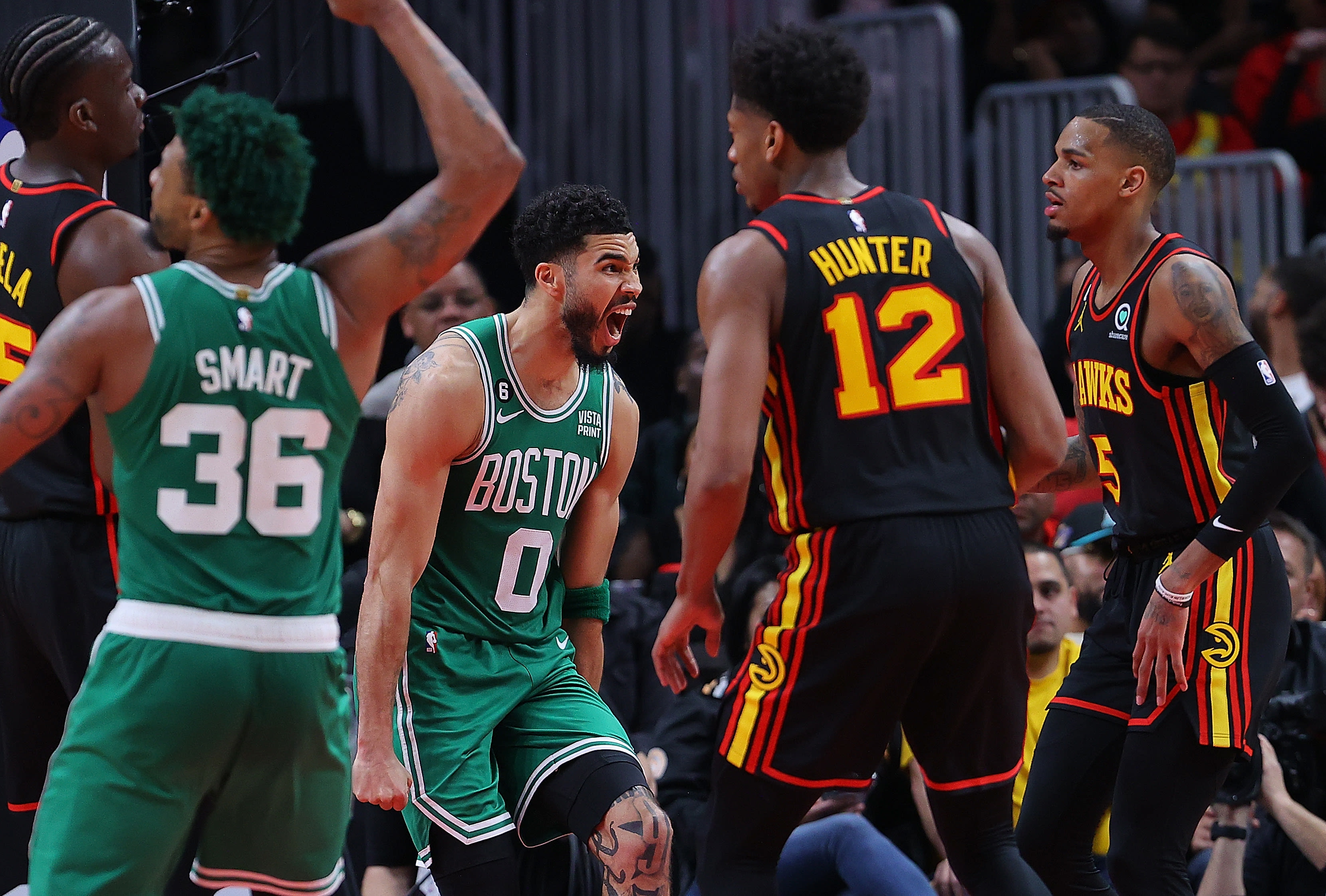 ג'ייסון טייטום, שחקן בוסטון סלטיקס חוגג מול אטלנטה