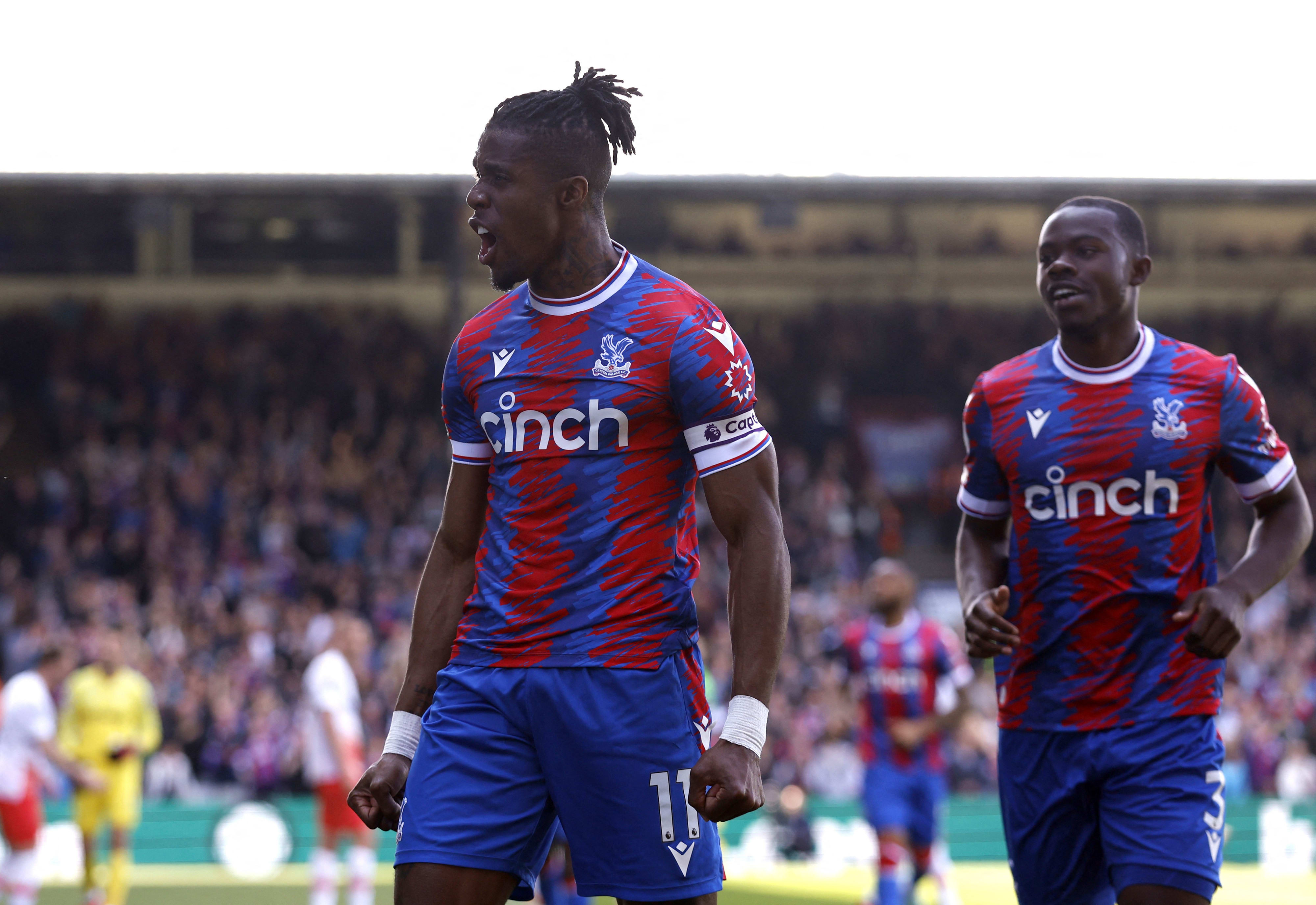 ווילפריד זאהה שחקן קריסטל פאלאס חוגג שער