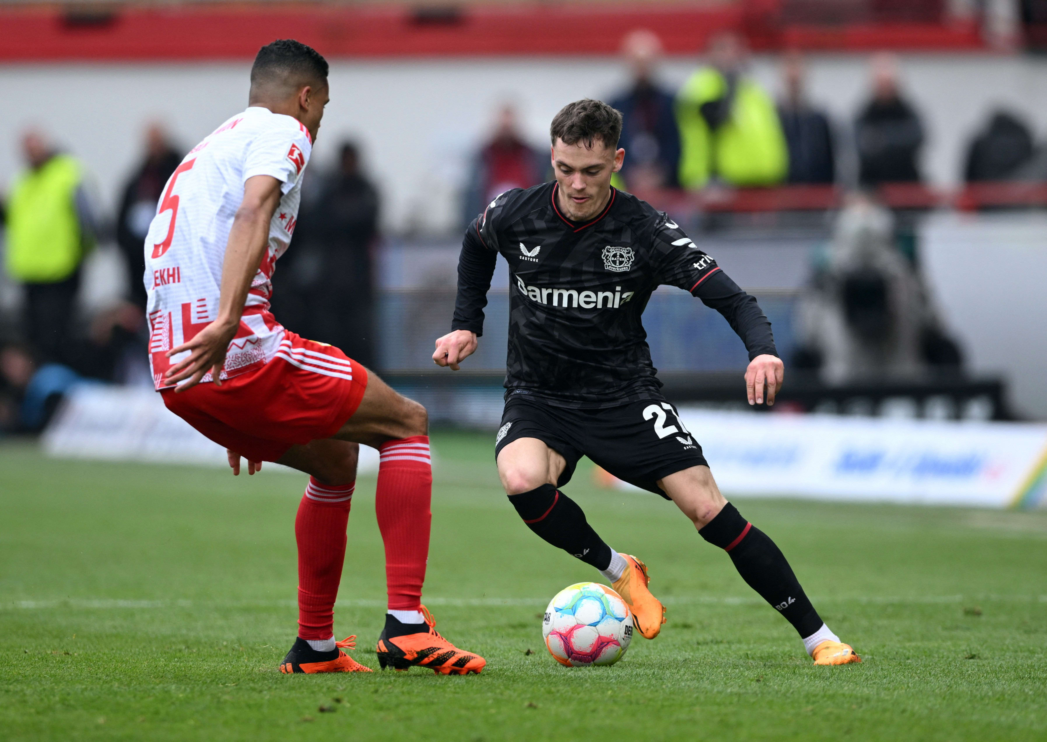 שחקן אוניון ברלין דנילו דוקי מול שחקן באייר לברקוזן פלוריאן וירץ