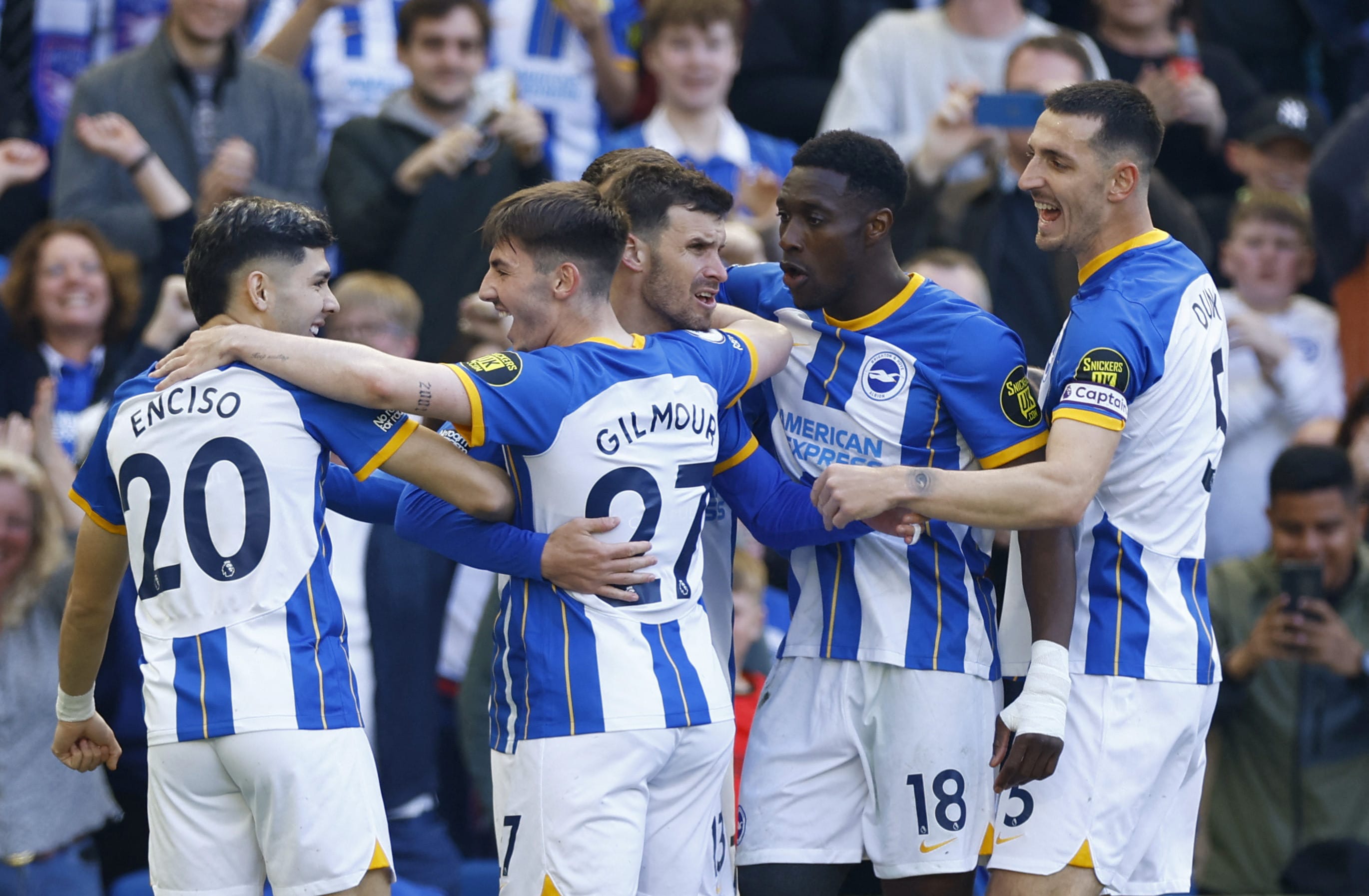 שחקני ברייטון חוגגים