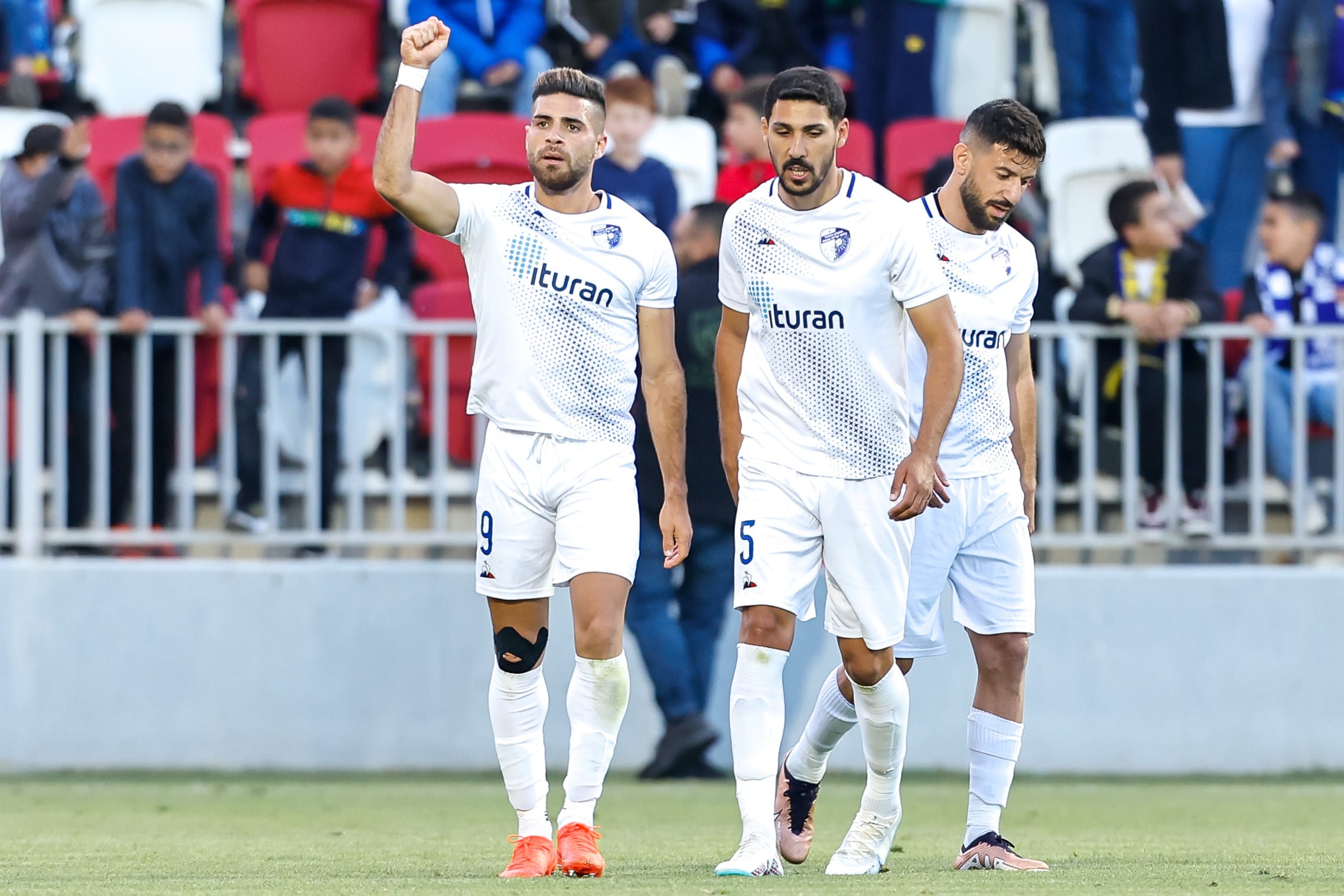 שחקן עירוני קרית שמונה איתמר שבירו חוגג עם עאיד חבשי, מוחמד שכר