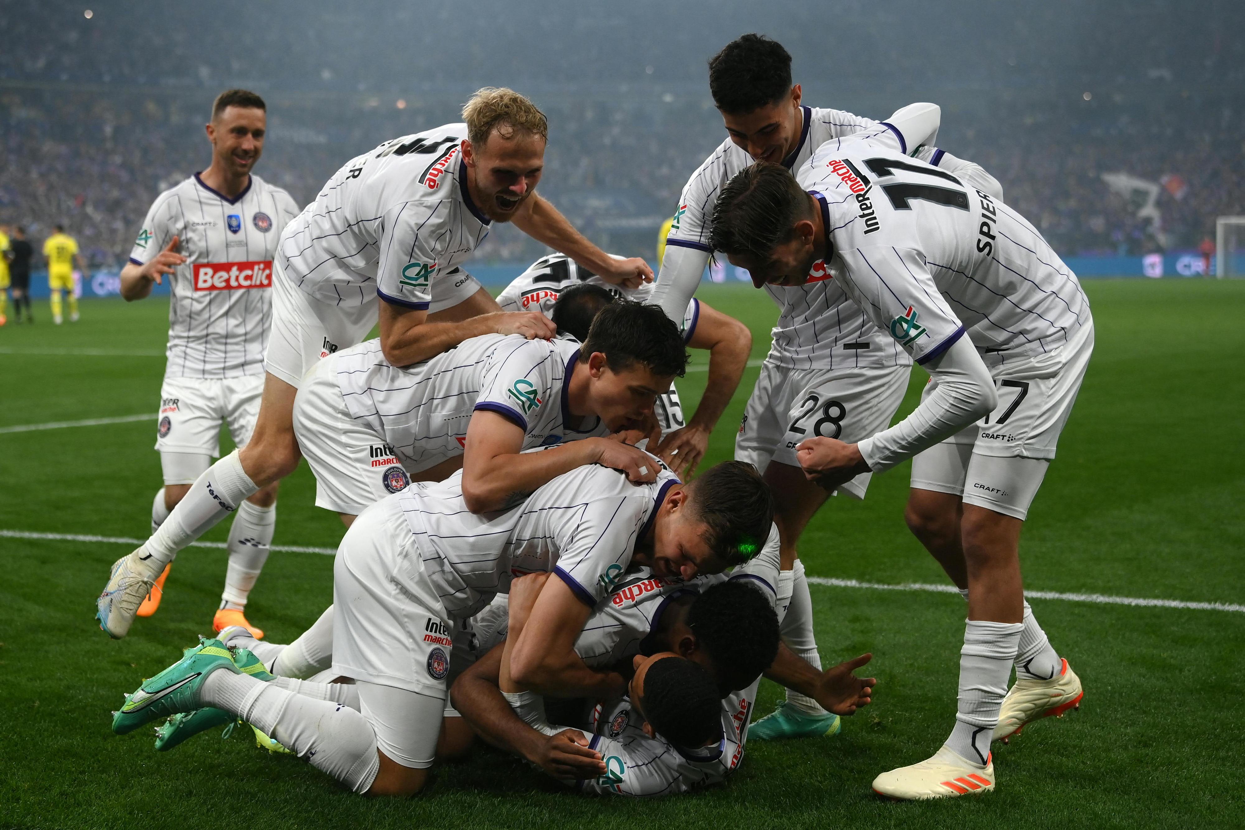 שחקני טולוז חוגגים בגמר הגביע הצרפתי 2023