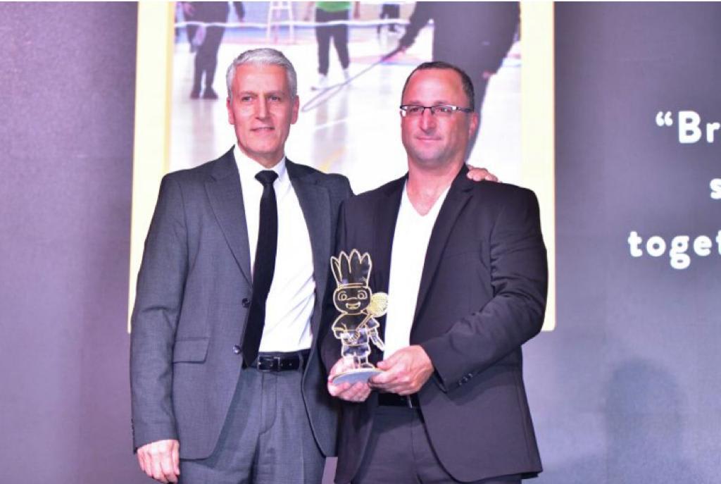 יו"ר איגוד הבדמינטון, ניר שדה (ימין), מקבל פרס מהאיגוד האירופי על פרויקט דו קיום