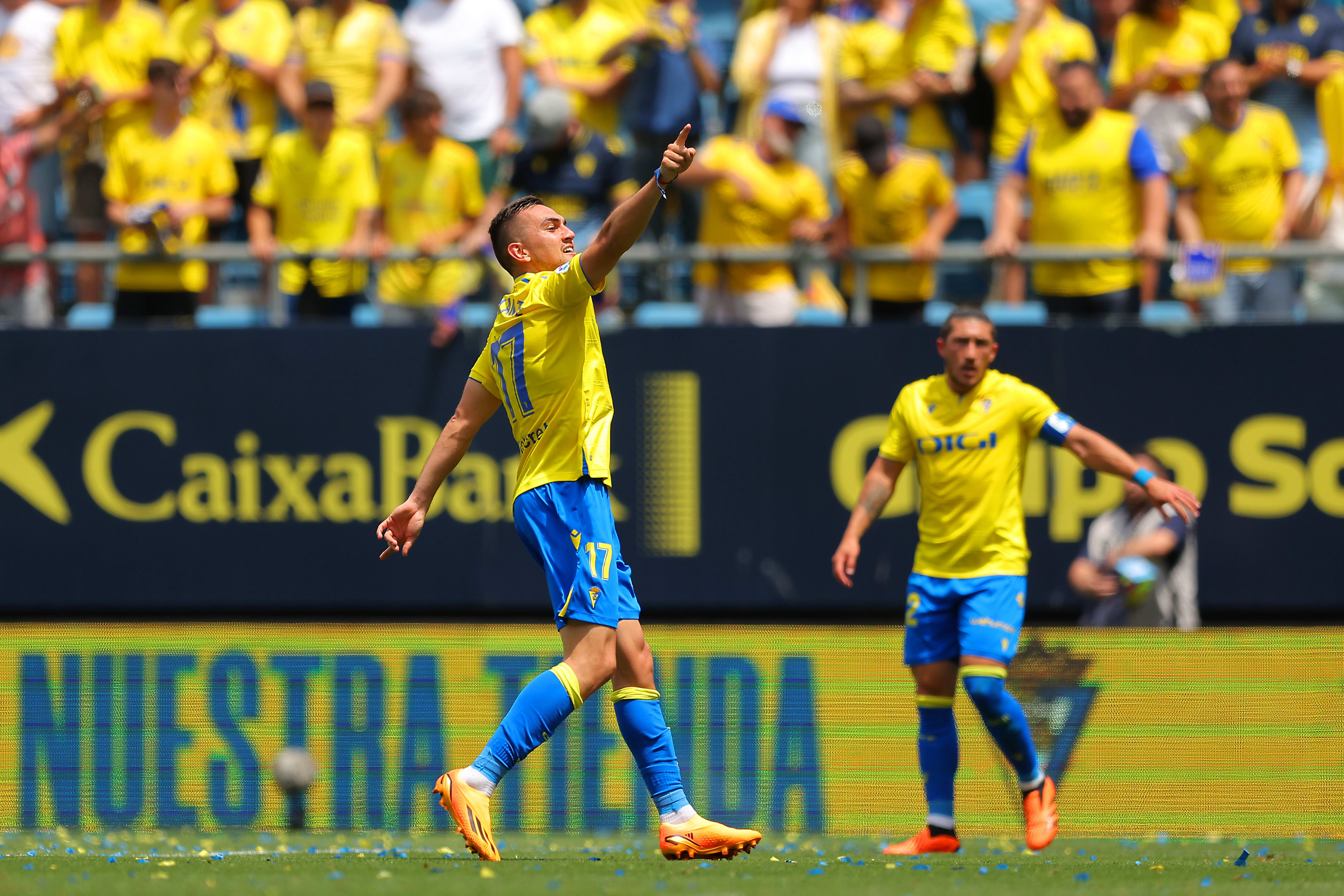 גונסאלו אקסלנטה שחקן קאדיס חוגג שער