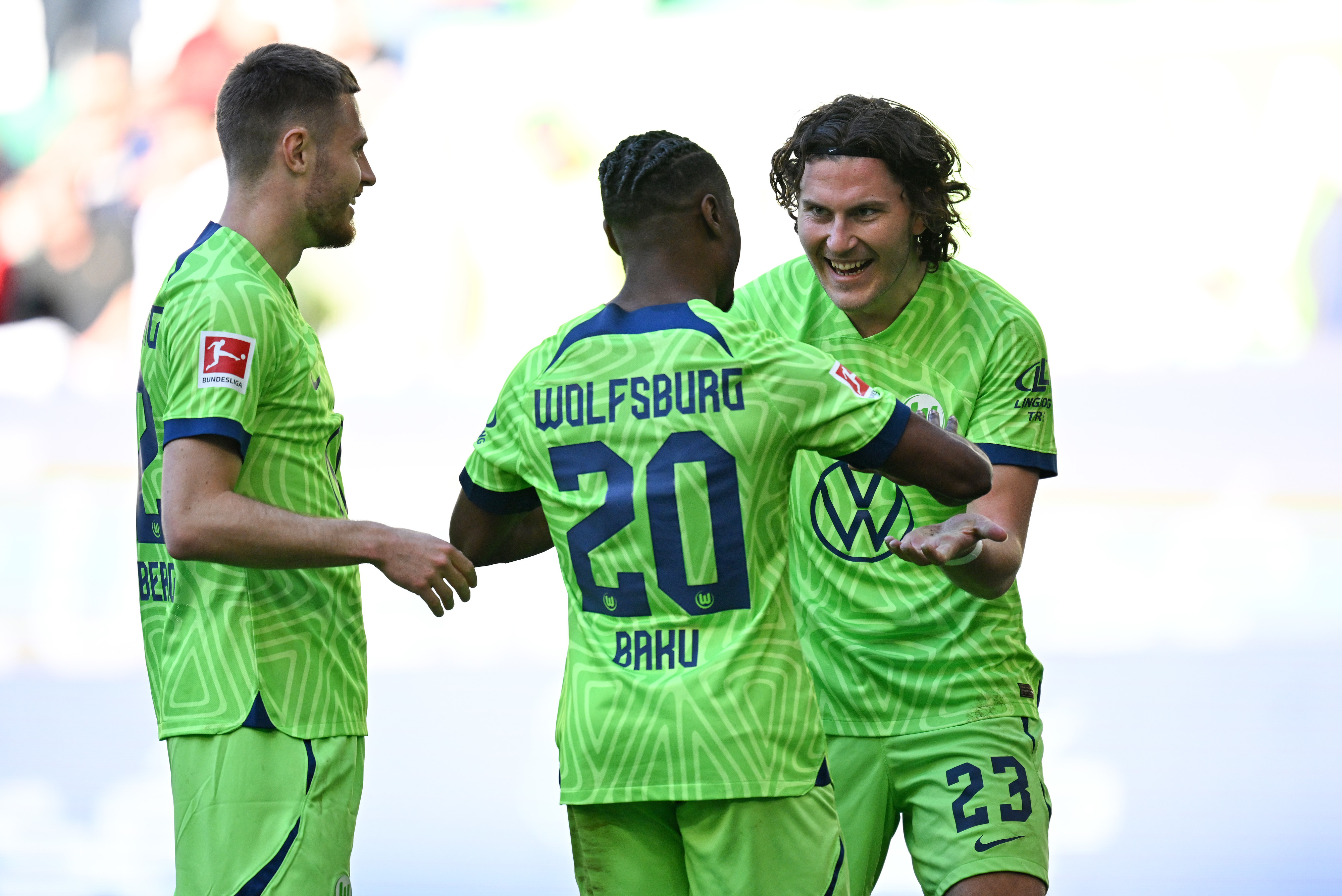 יונאס וינד עם רידלה באקו שחקני וולפסבורג חוגגים