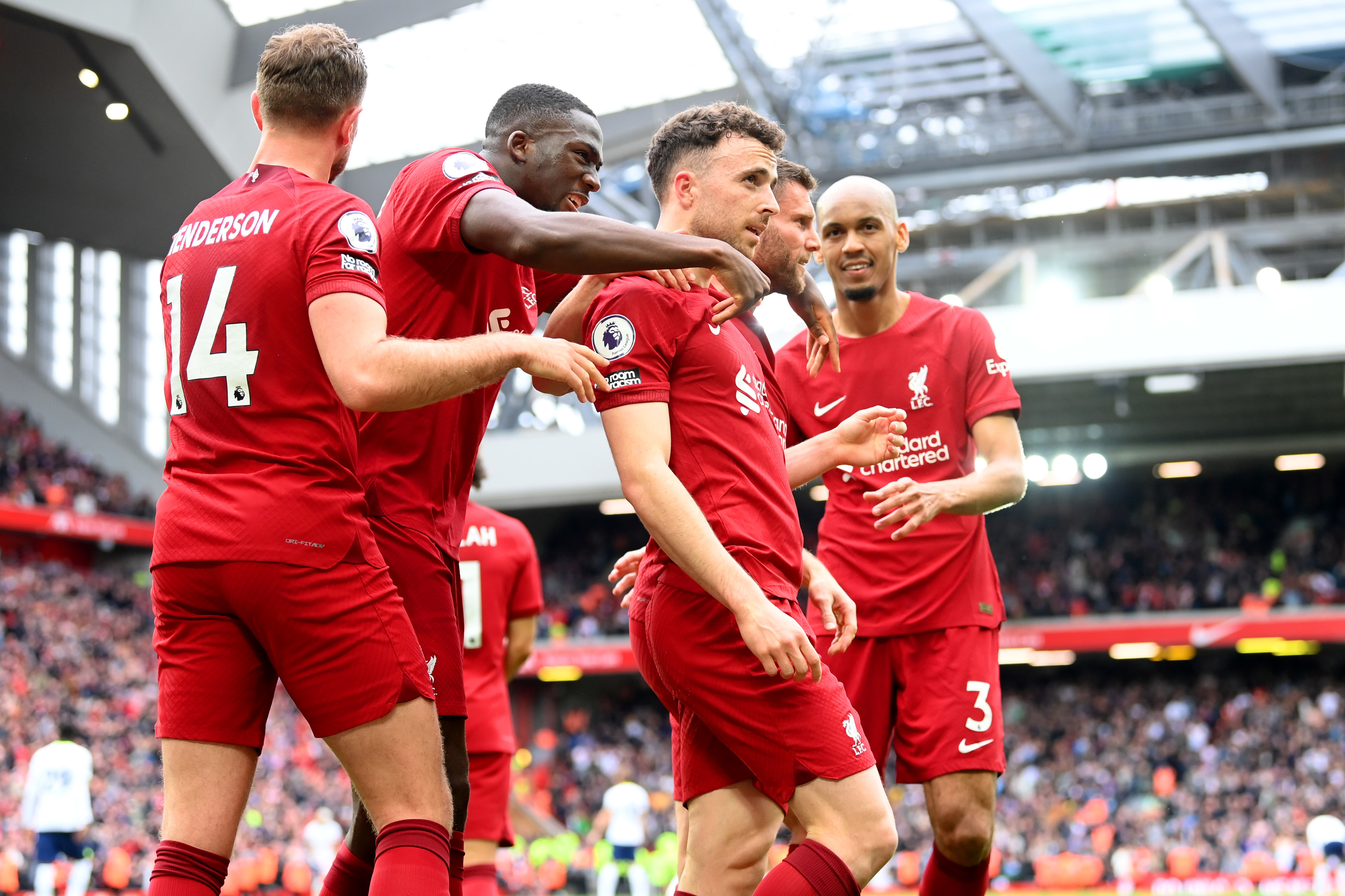 שחקני ליברפול חוגגים עם דיוגו ז'וטה