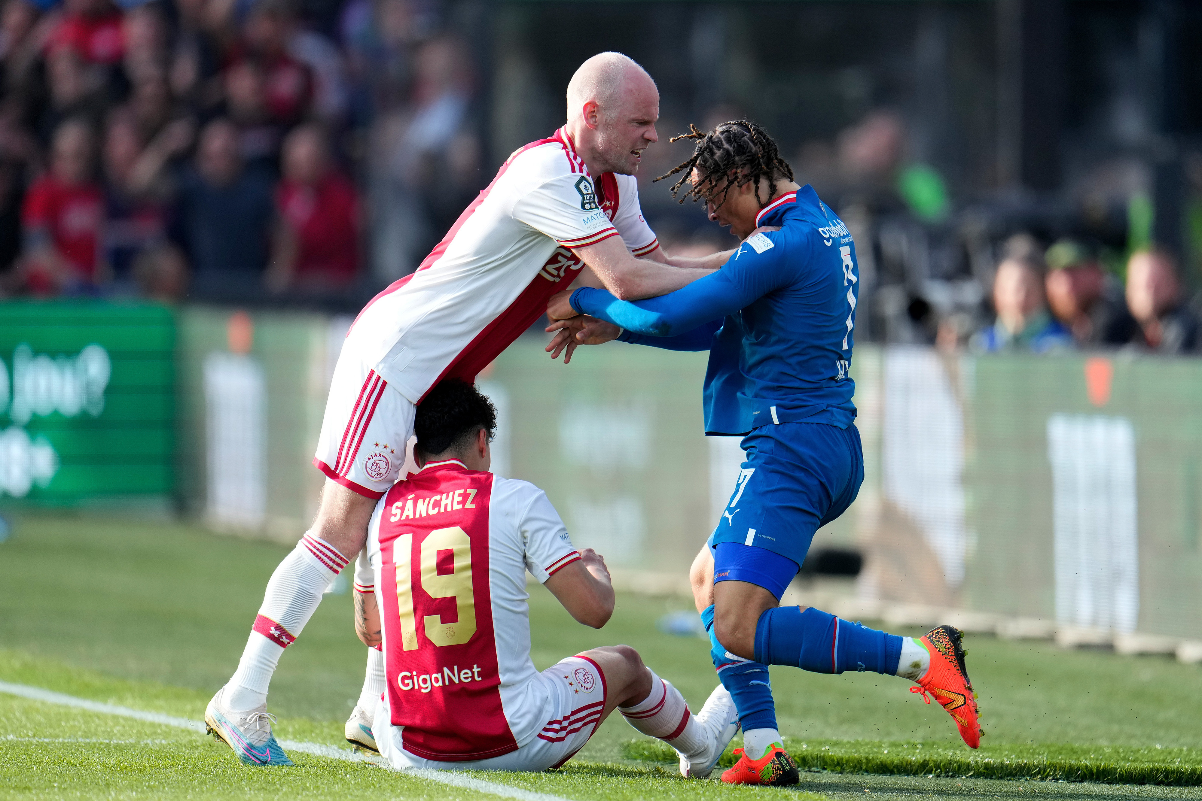 דייבי קלאסן שחקן אייאקס דוחף את צ'אבי סימונס שחקן פ.ס.וו איינדהובן