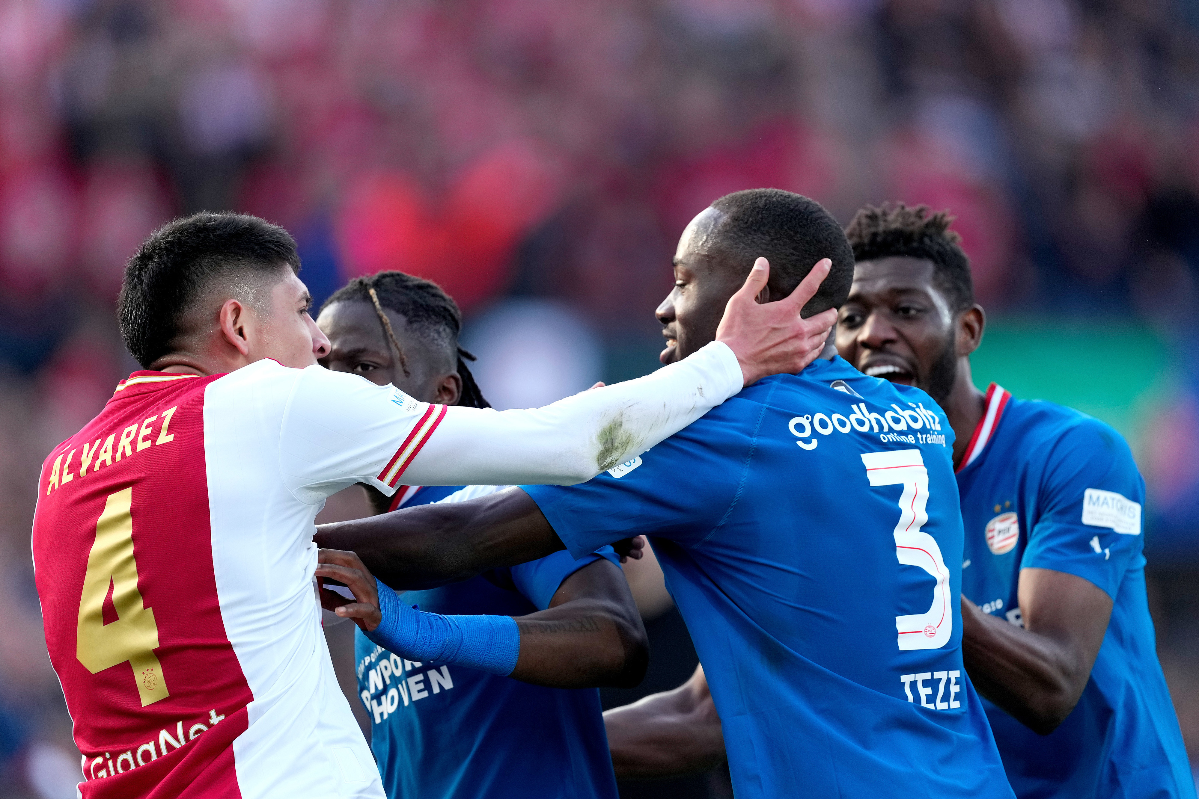 ג'ורדן טזה שחקן פ.ס.וו איינדהובן בעימות עם אדסון אלברס שחקן אייאקס