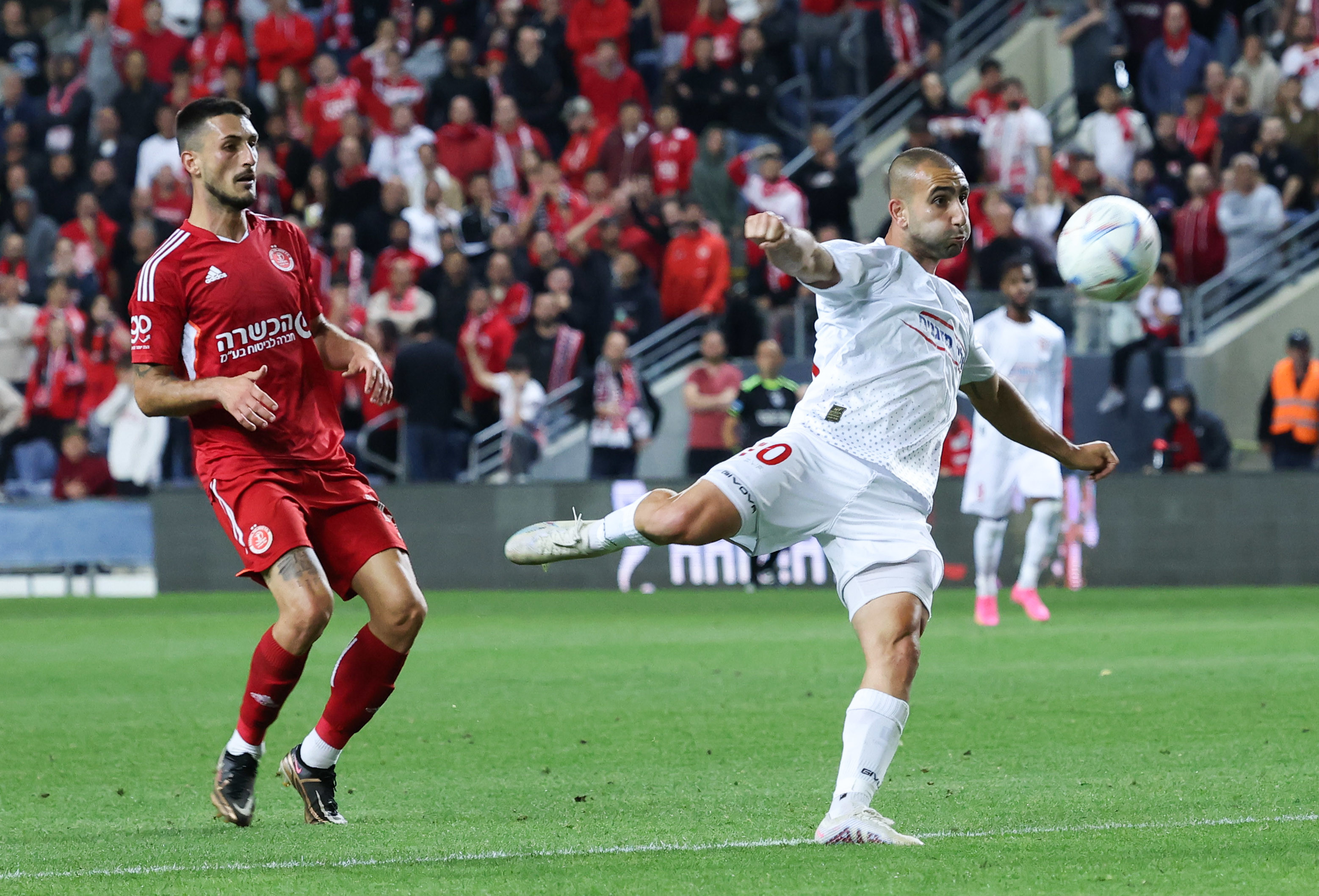 שחקן בני סכנין דור חוגי בועט, שחקן הפועל תל אביב אלכסנדר בולייביץ' צופה