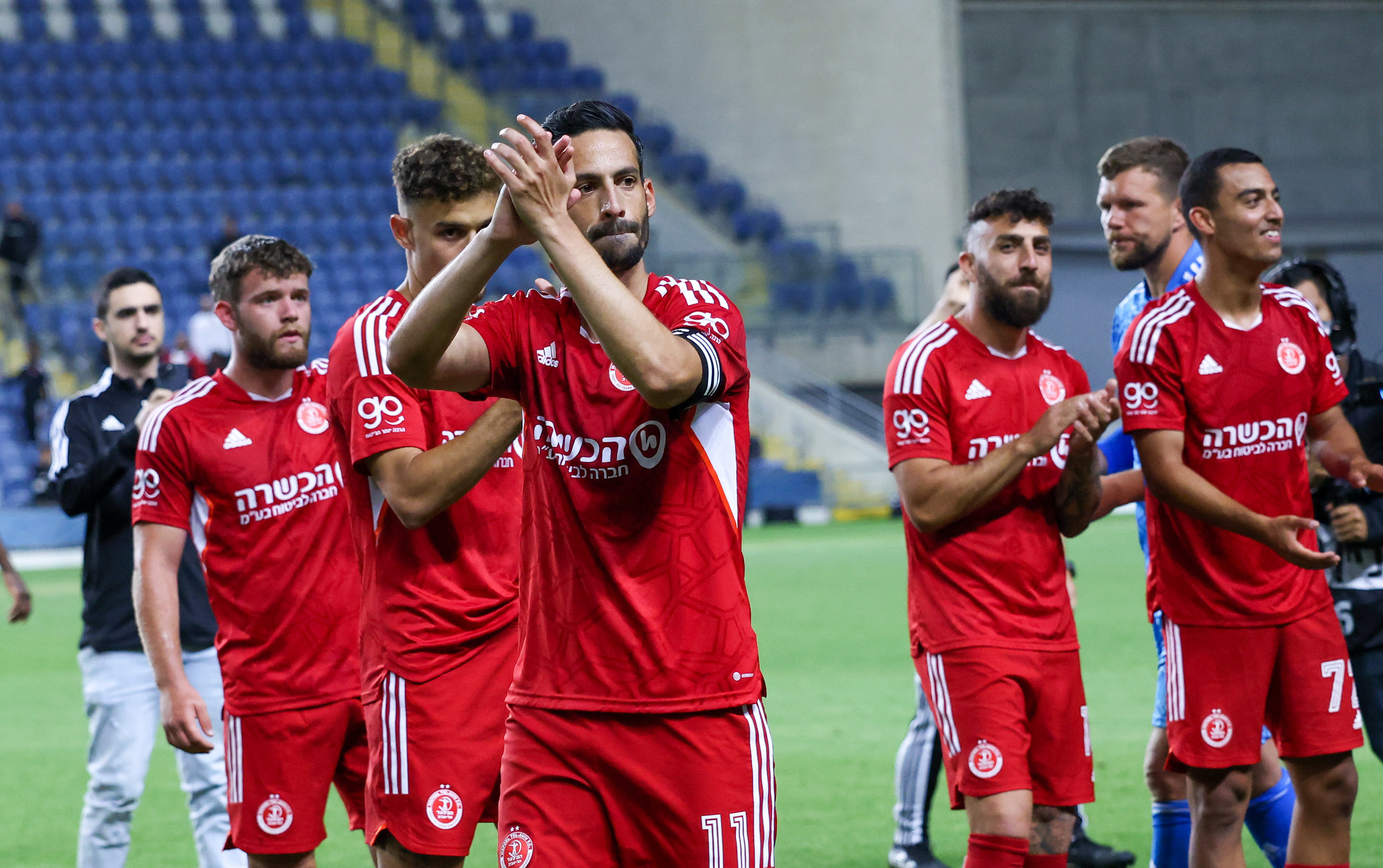 דן איינבינדר עם שחקני הפועל תל אביב