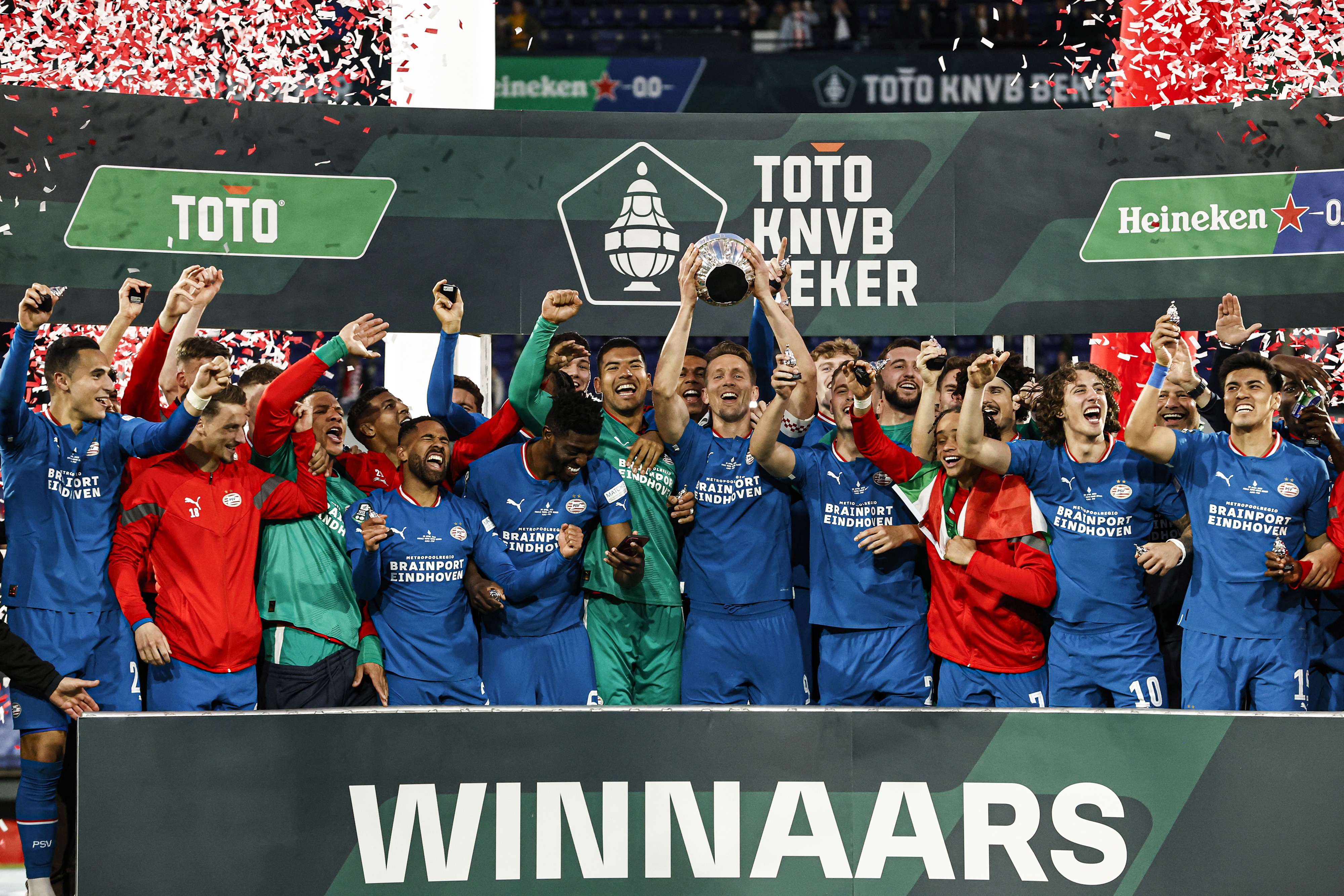 לוק דה יונג קפטן פ.ס.וו איינדהובן מניף את הגביע ההולנדי