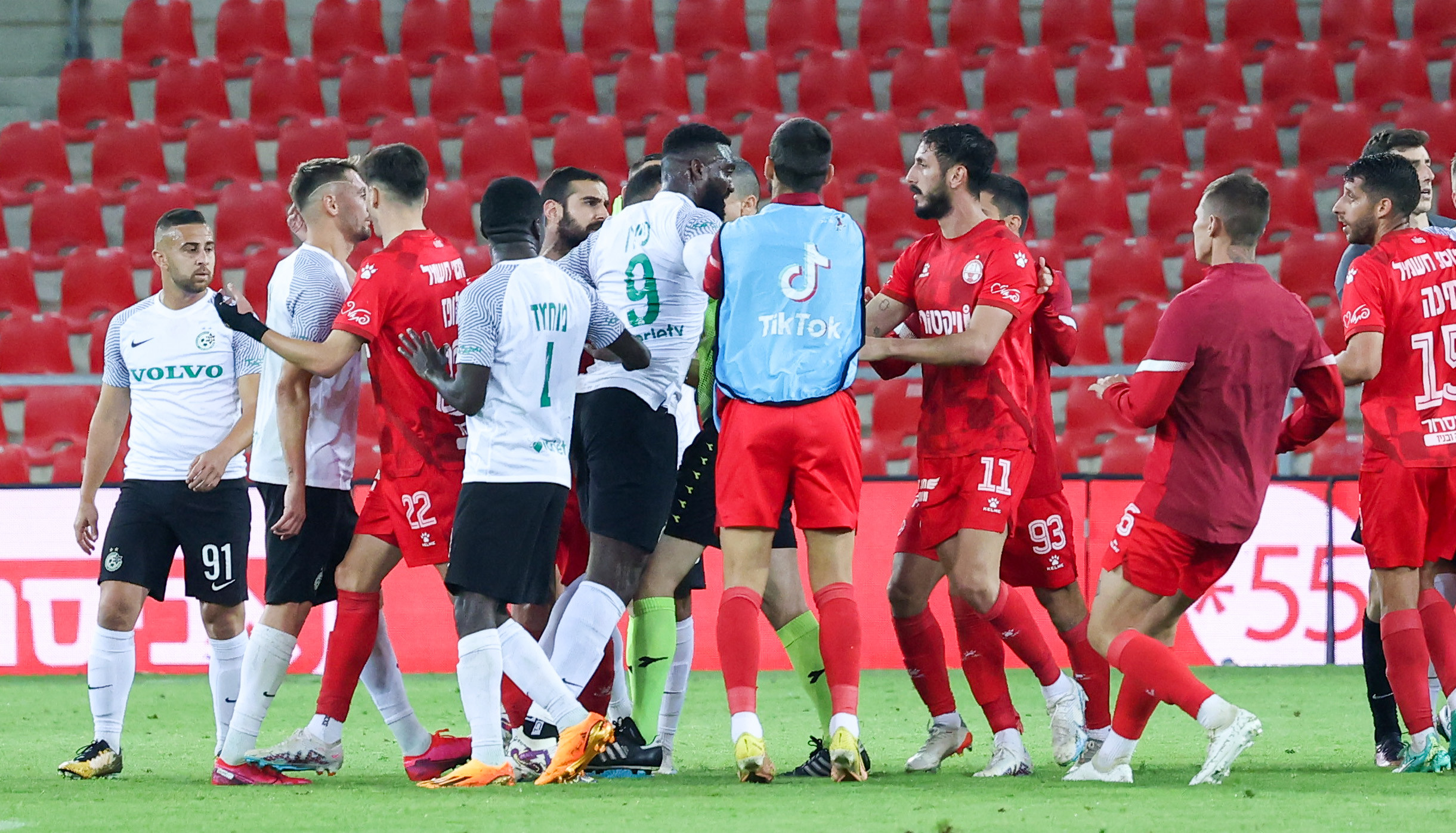 שחקני הפועל באר שבע ומכבי חיפה מתעמתים על הדשא