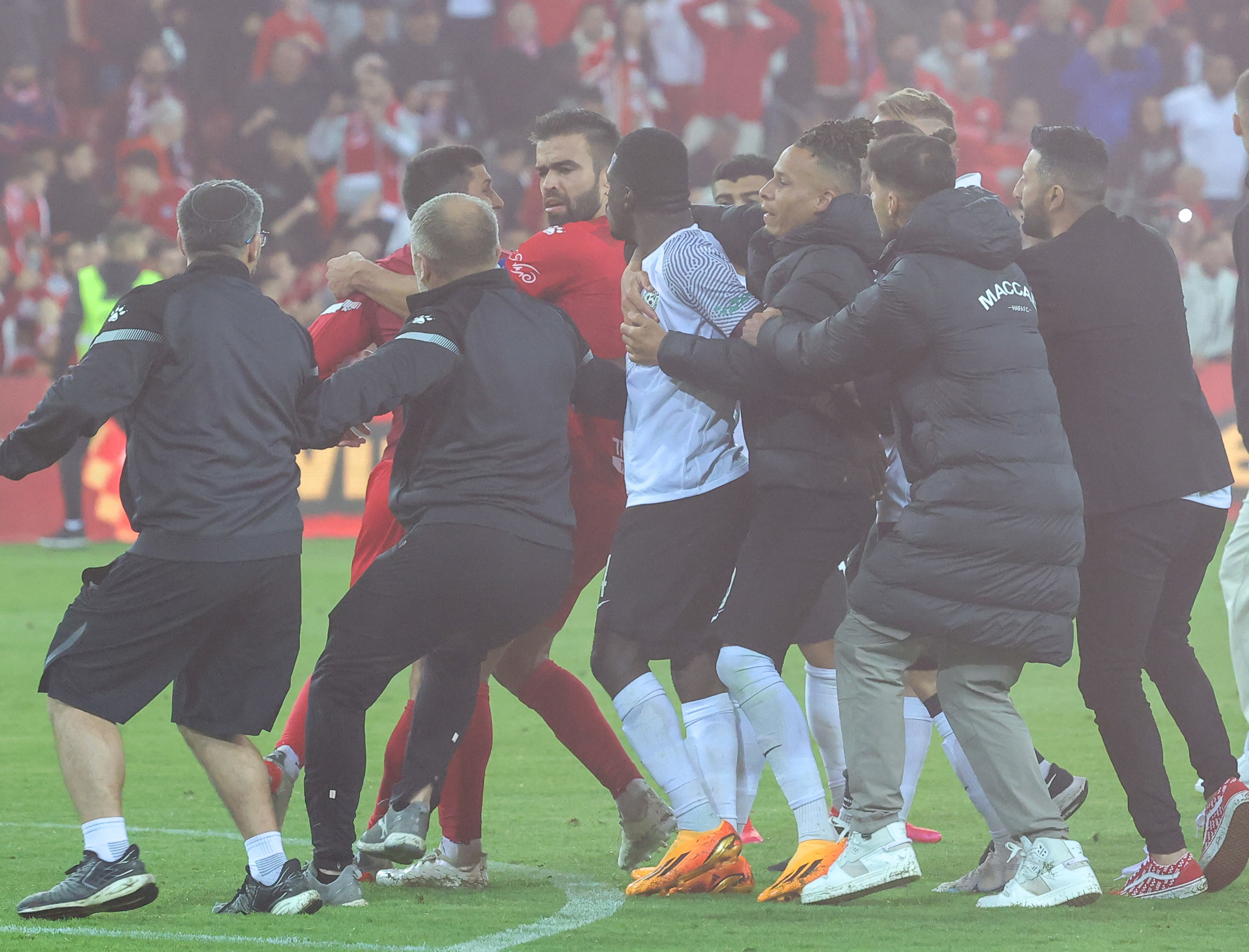 שחקני מכבי חיפה מתעמתים עם שחקני הפועל באר שבע