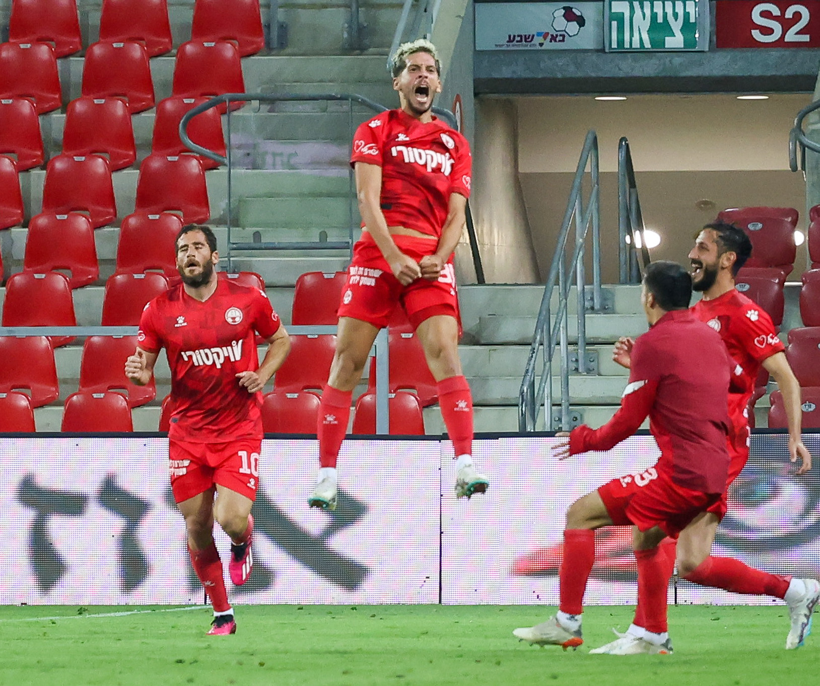 מריאנו באריירו חוגג שער של הפועל באר שבע