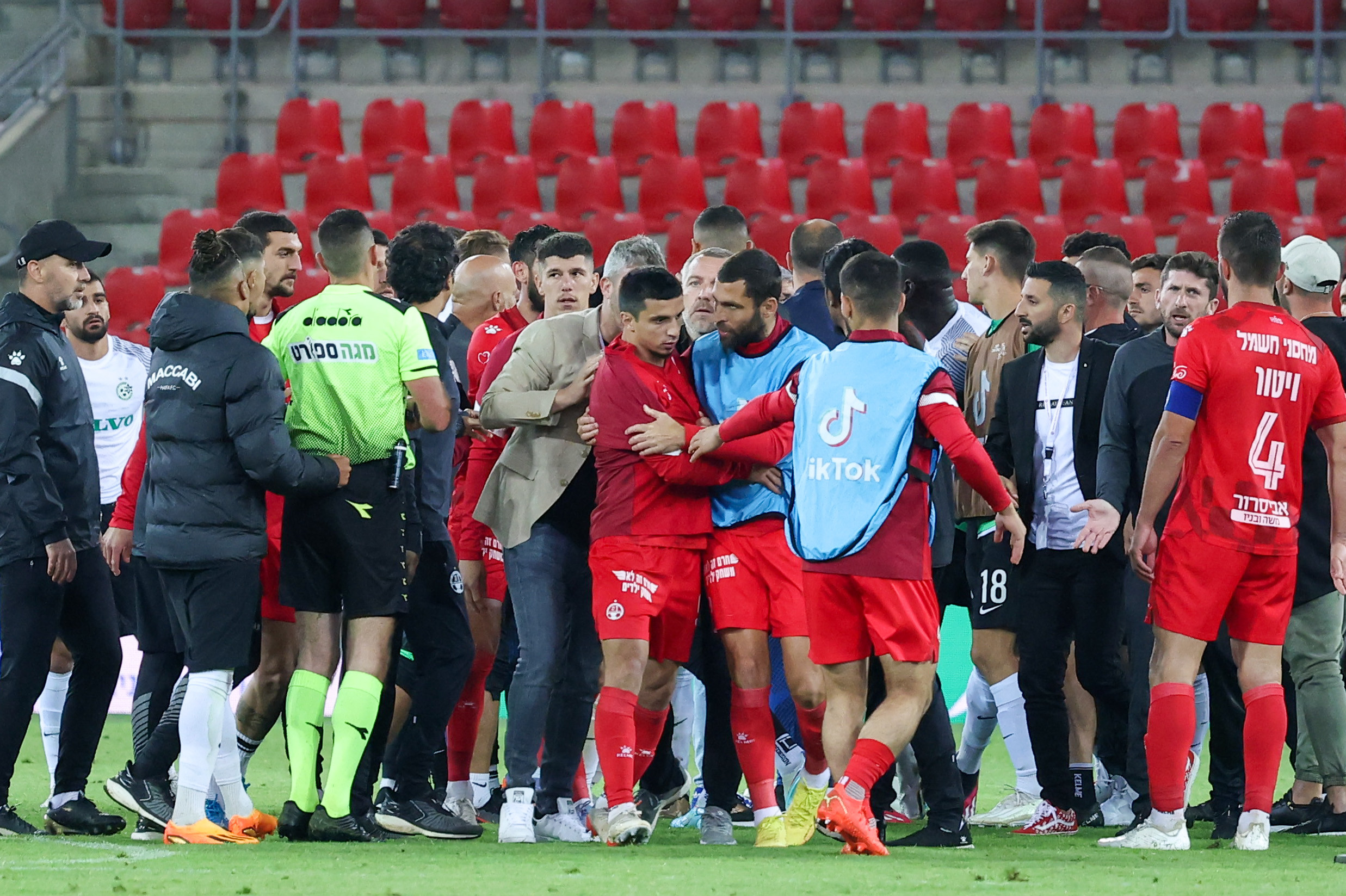 שחקן הפועל באר שבע איתי שכטר מחזיק את שאפי סוליימאנוב