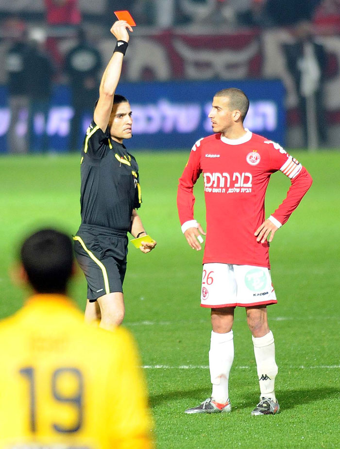 שופט המשחק מנשה משיח מוציא כרטיס אדום לשחקן הפועל תל אביב אביחי ידין