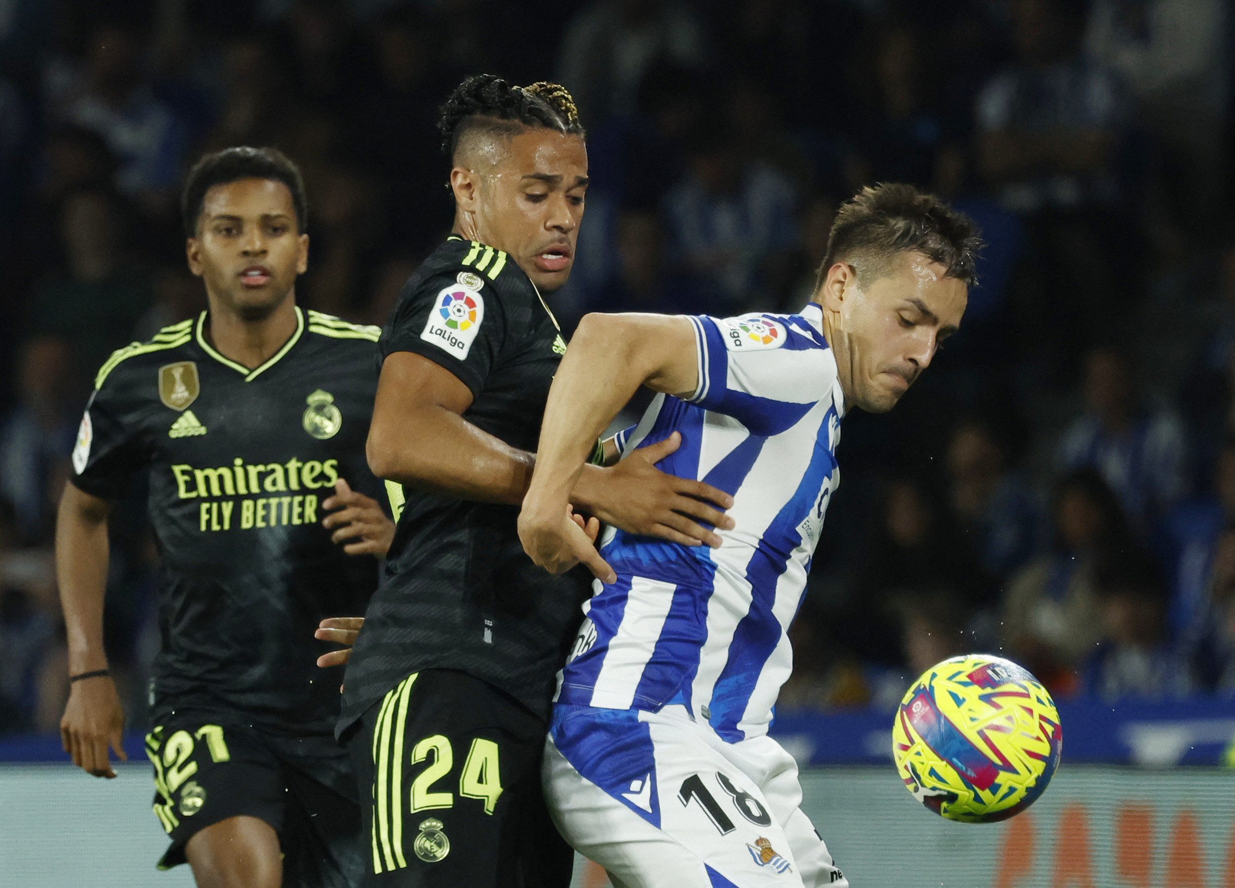 אנדוני גורוסאבל שחקן ריאל סוסיאדד לפני מריאנו דיאס שחקן ריאל מדריד