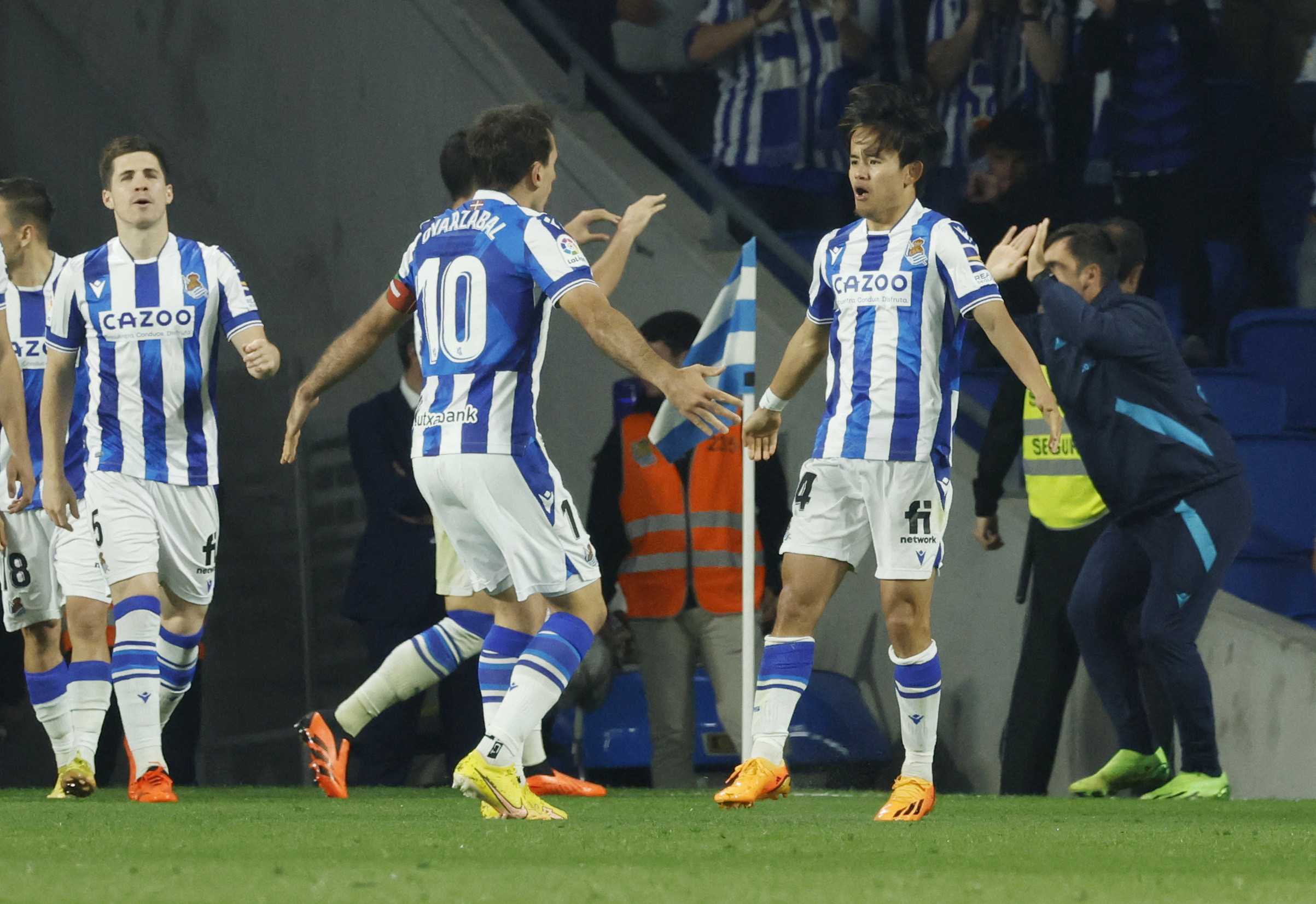 טאקפוסה קובו שחקן ריאל סוסיאדד חוגג שער