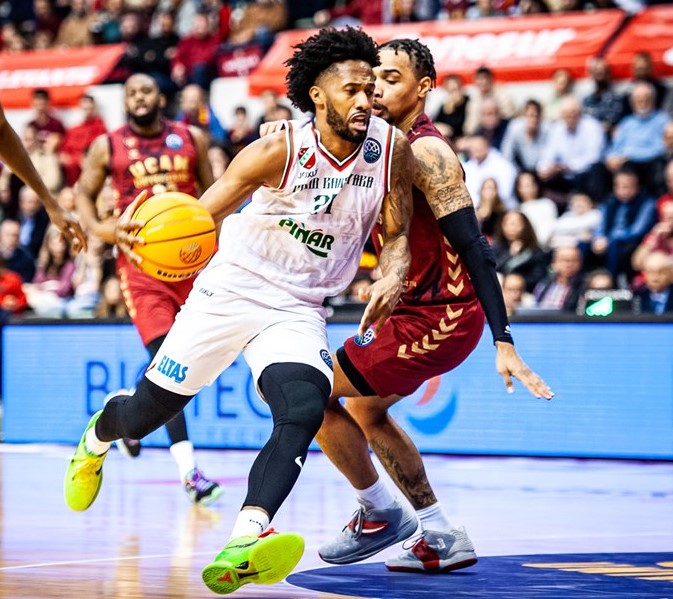 בראיין אנגולה במדי קרשיאקה