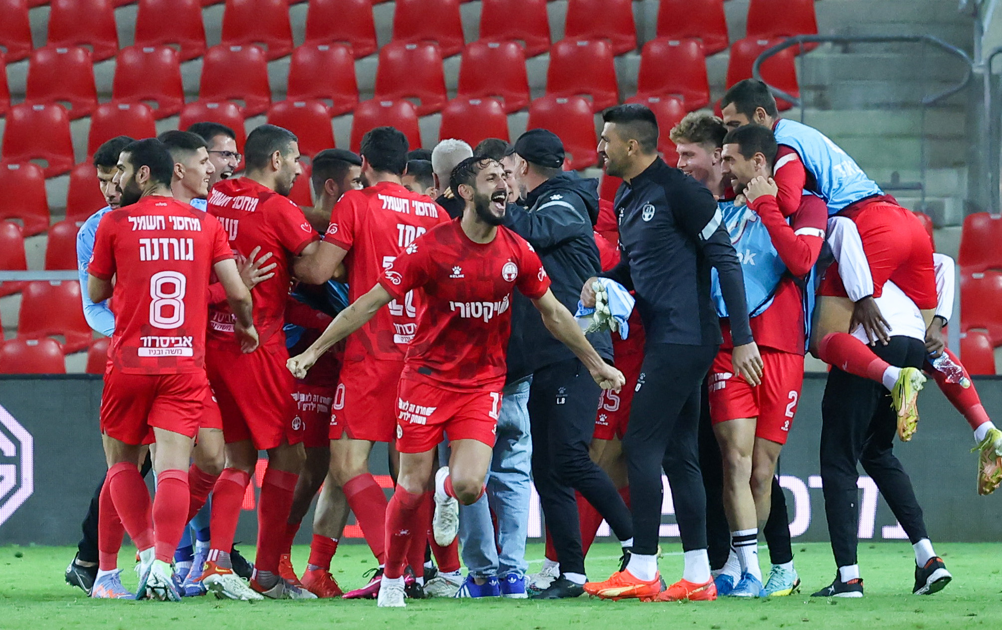 שחקני הפועל באר שבע חוגגים