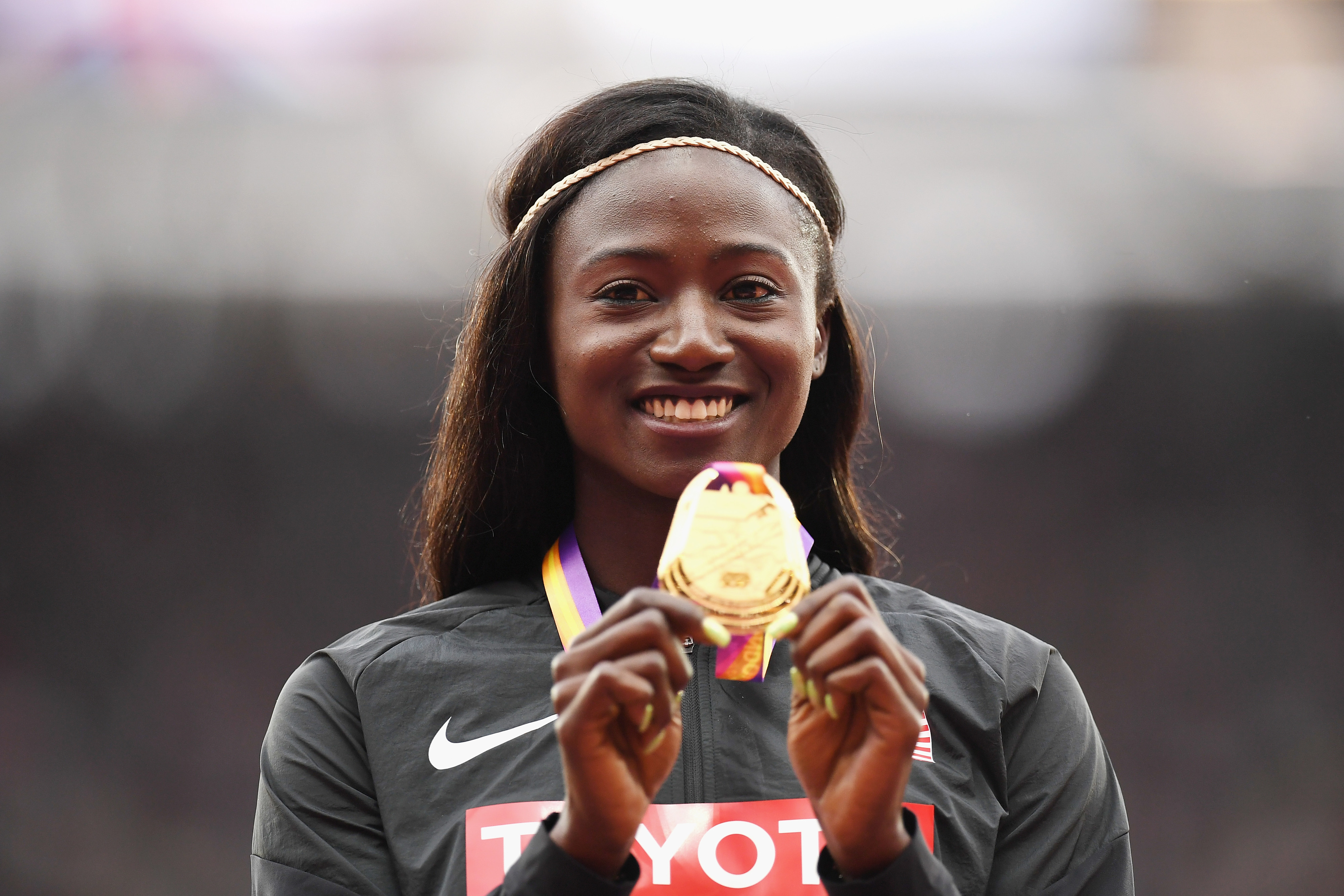 טורי בואי עם מדליית זהב באליפות העולם באתלטיקה, לונדון 2017