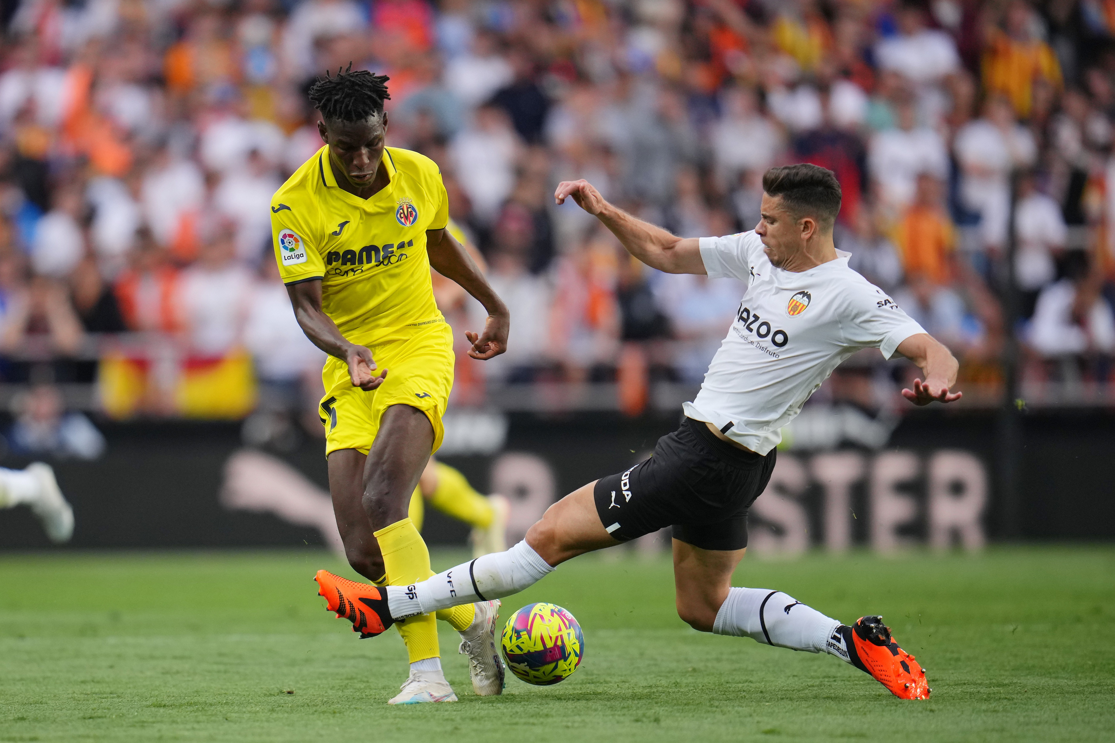 שחקן ויאריאל ניקולאס ג'קסון ליד שחקן ולנסיה גבריאל פאוליסטה