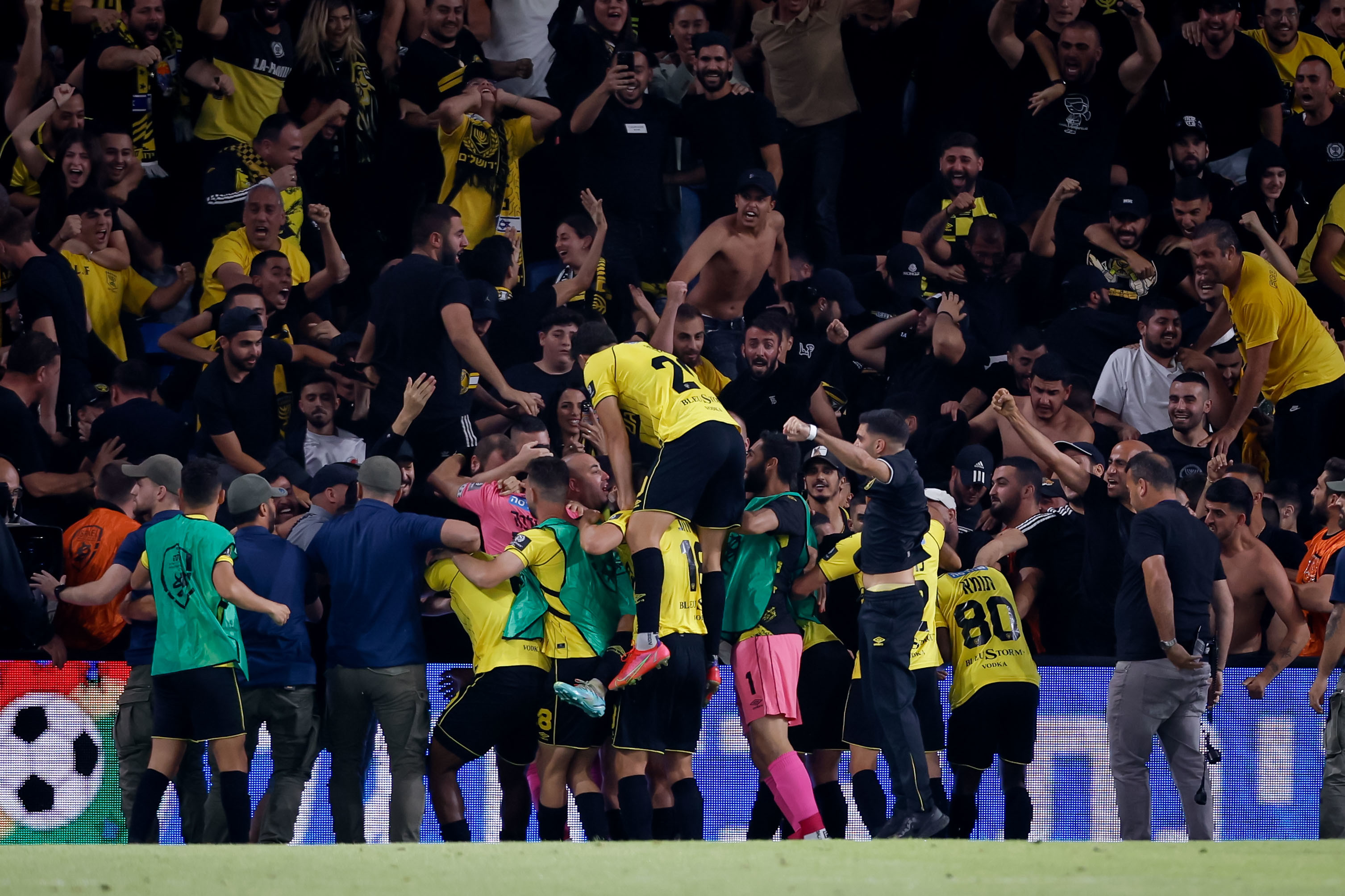 שחקני בית"ר ירושלים חוגגים