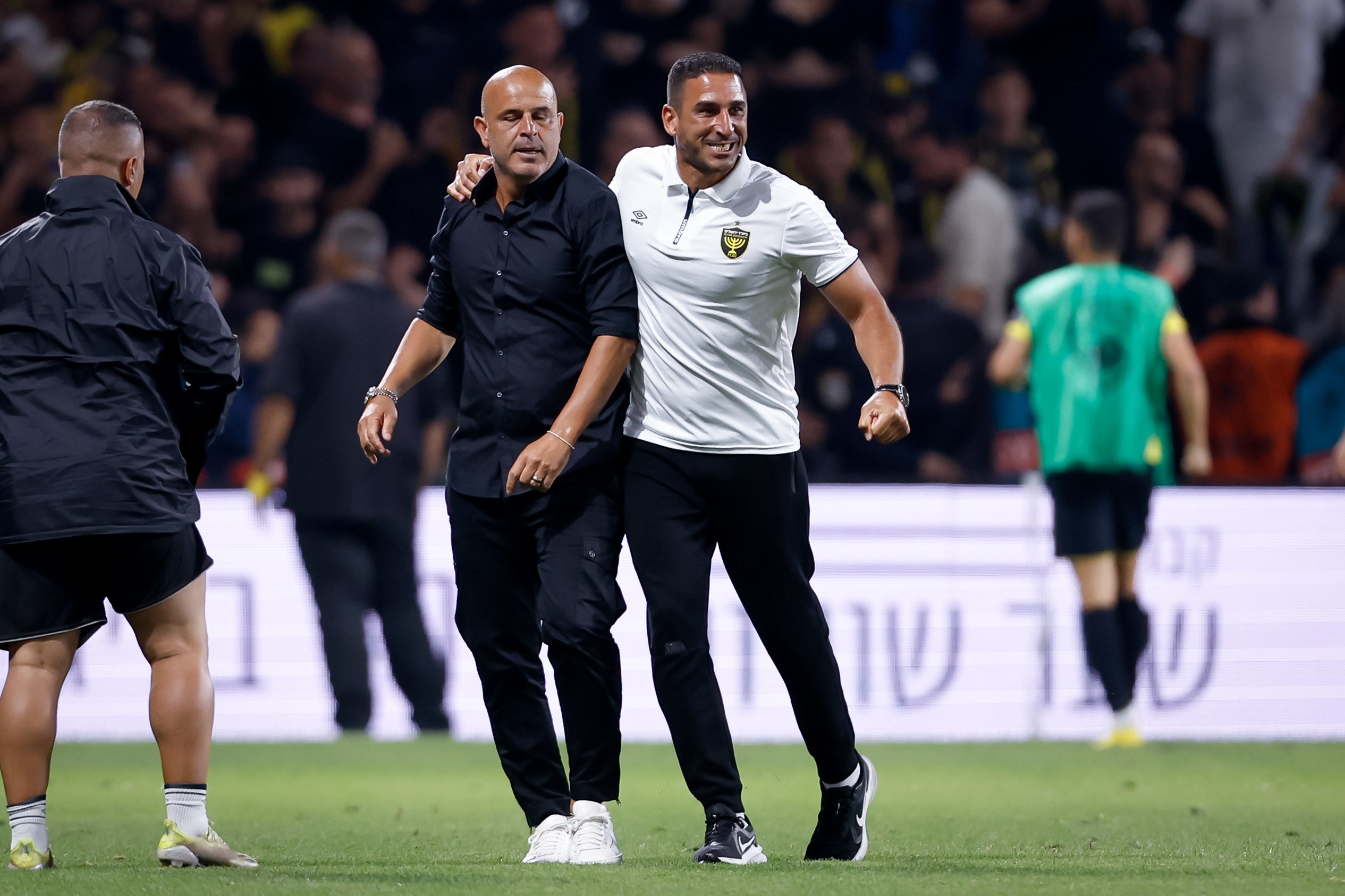 מאמן בית"ר ירושלים יוסי אבוקסיס חוגג עם גל כהן