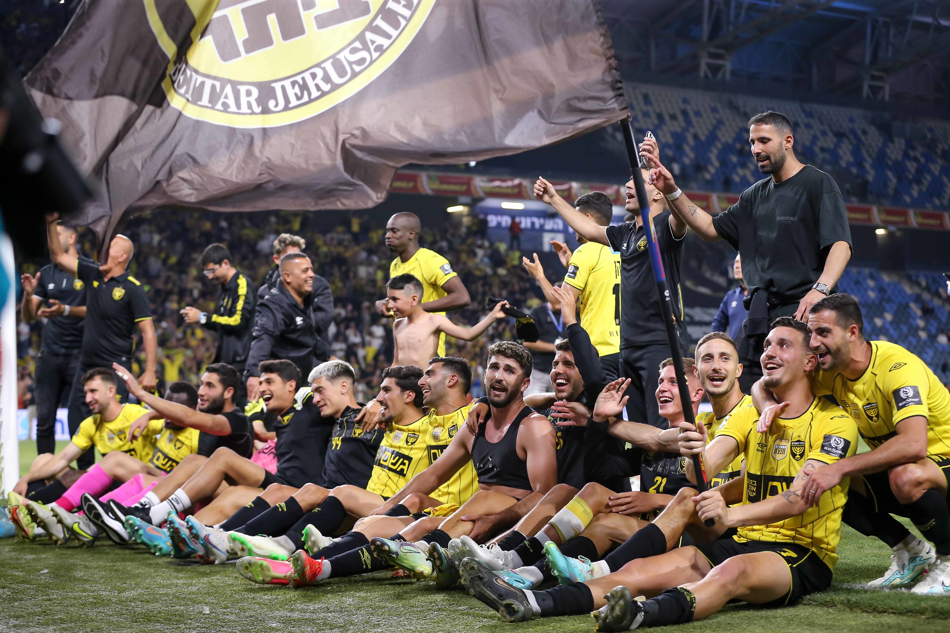 שחקני בית"ר ירושלים חוגגים