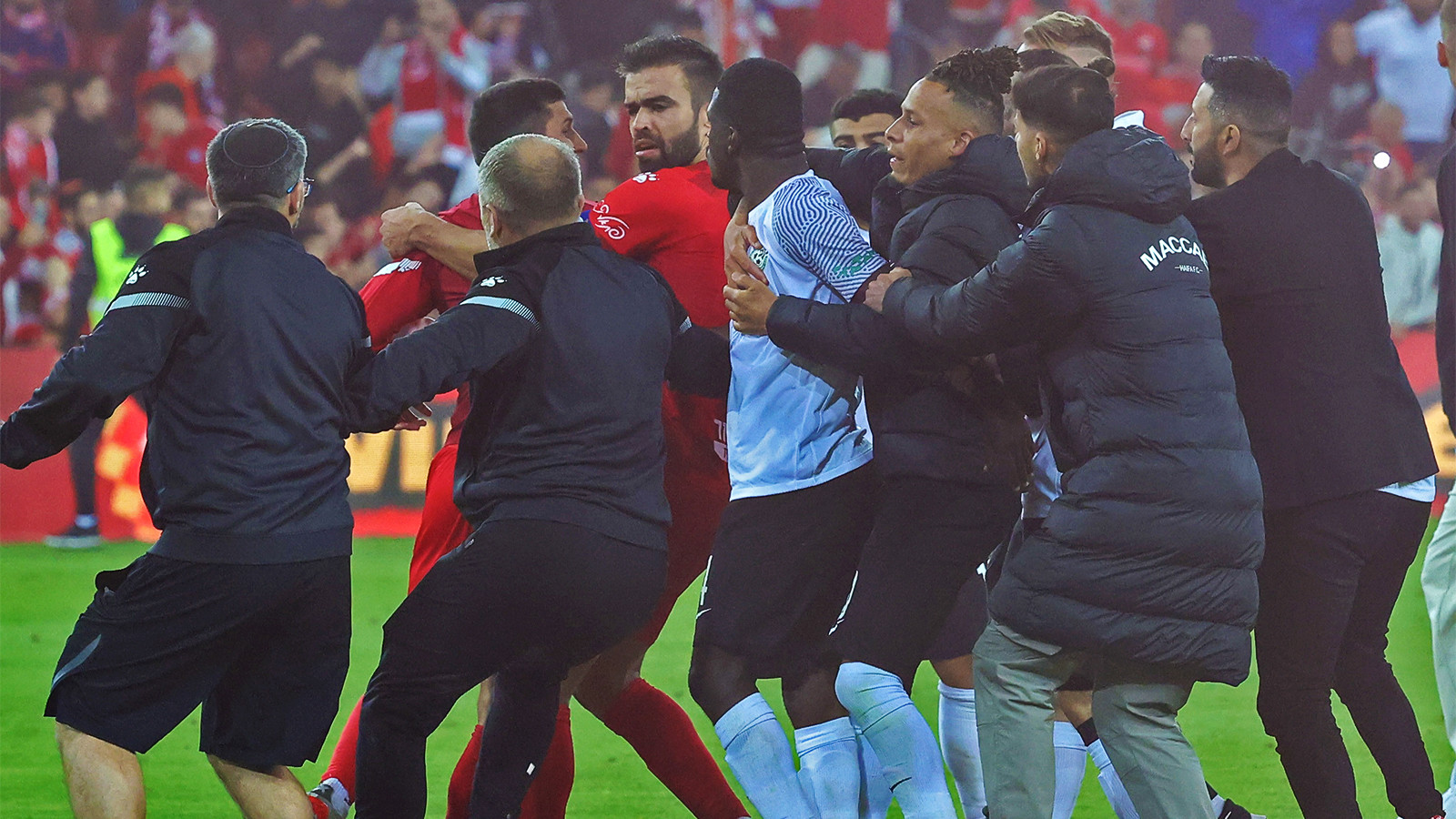 שחקני מכבי חיפה מתעמתים עם שחקני הפועל באר שבע