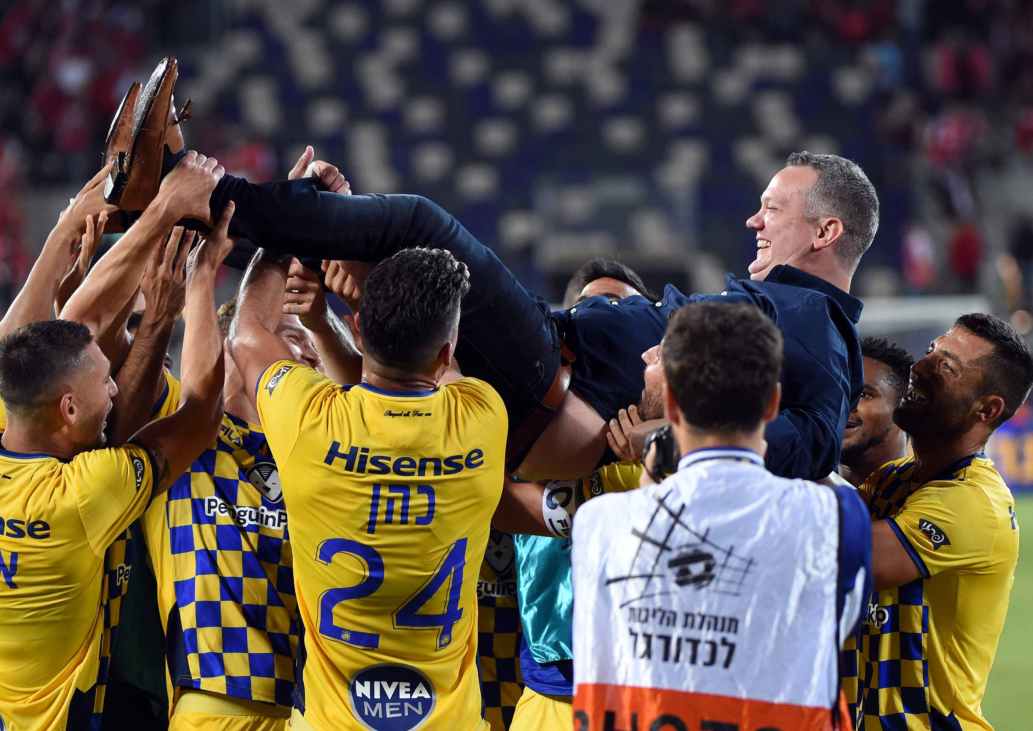 שחקני מכבי תל אביב מרימים את המנכ"ל לשעבר בן מנספורד