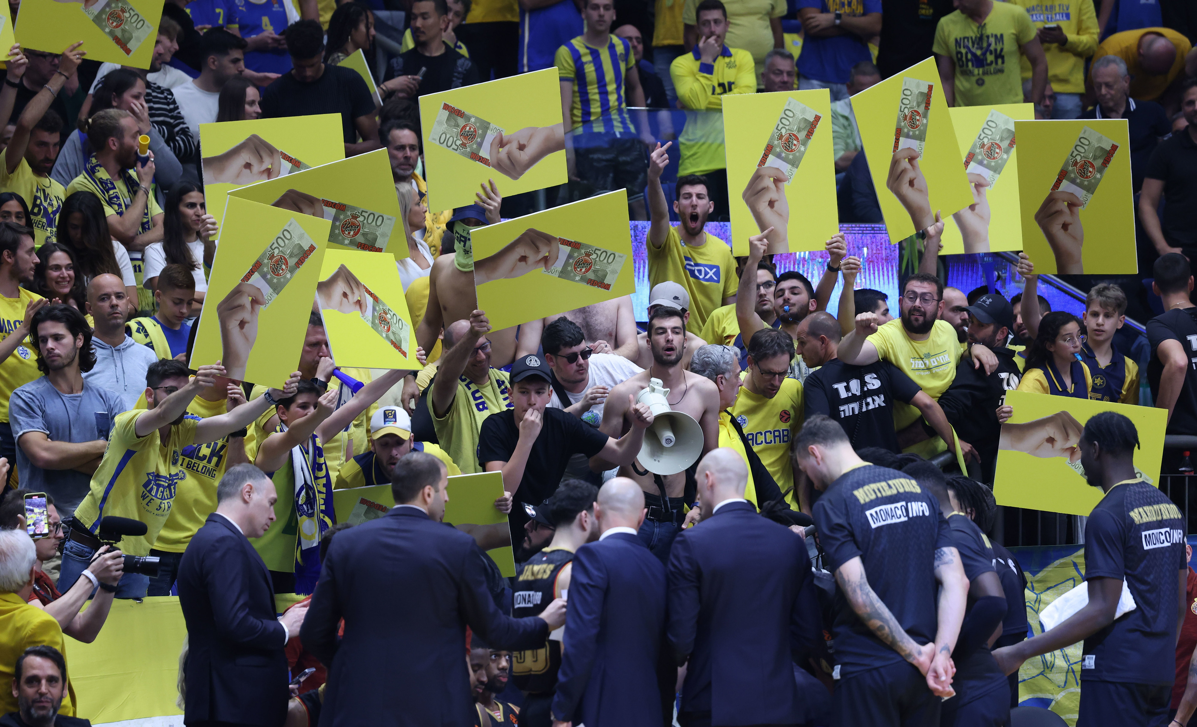 אוהדי מכבי תל אביב מפריעים לפסק הזמן של מונאקו