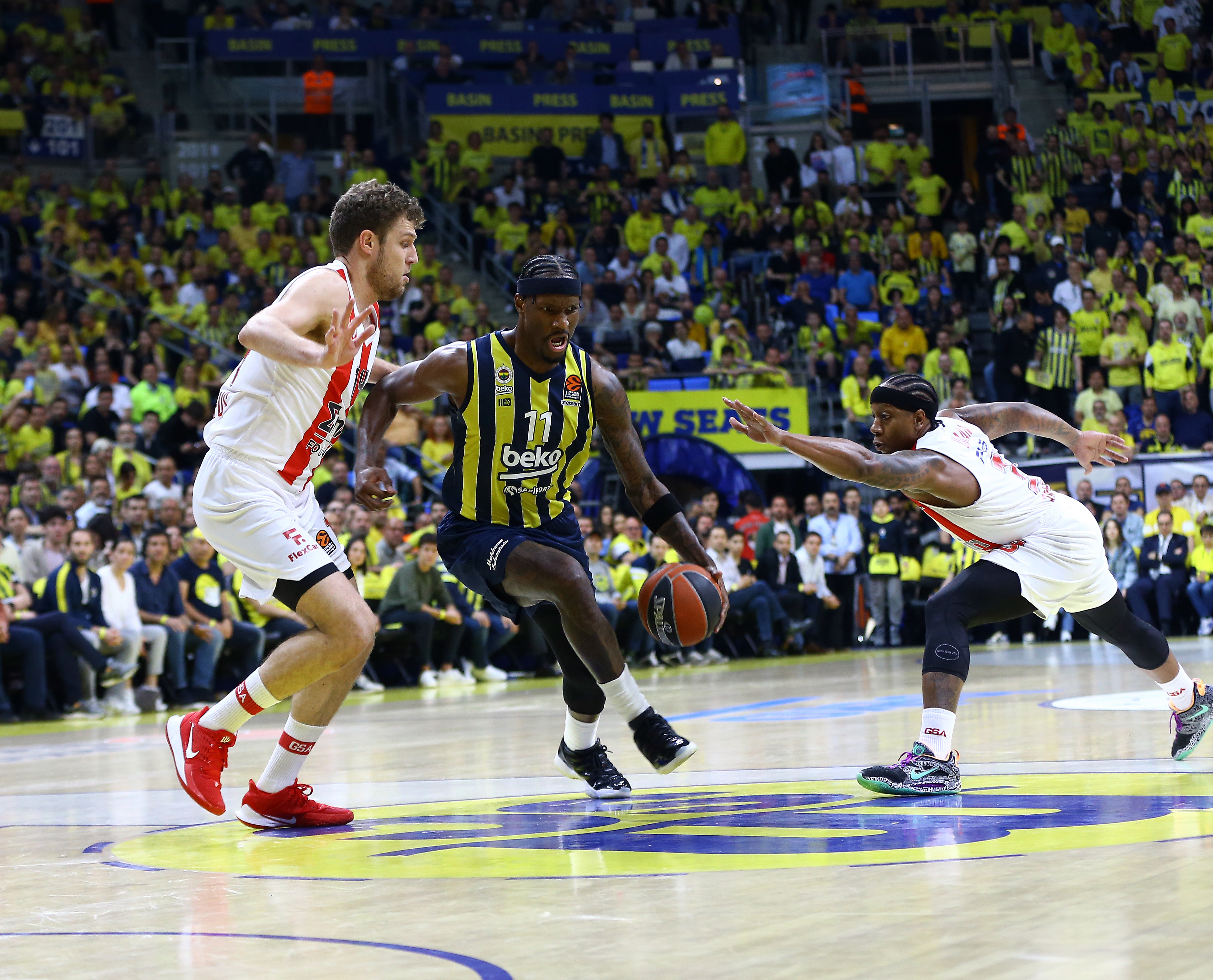 שחקן אולימפיאקוס סשה וזנקוב שומר על שחקן פנרבחצ'ה נייג'ל הייז-דייויס